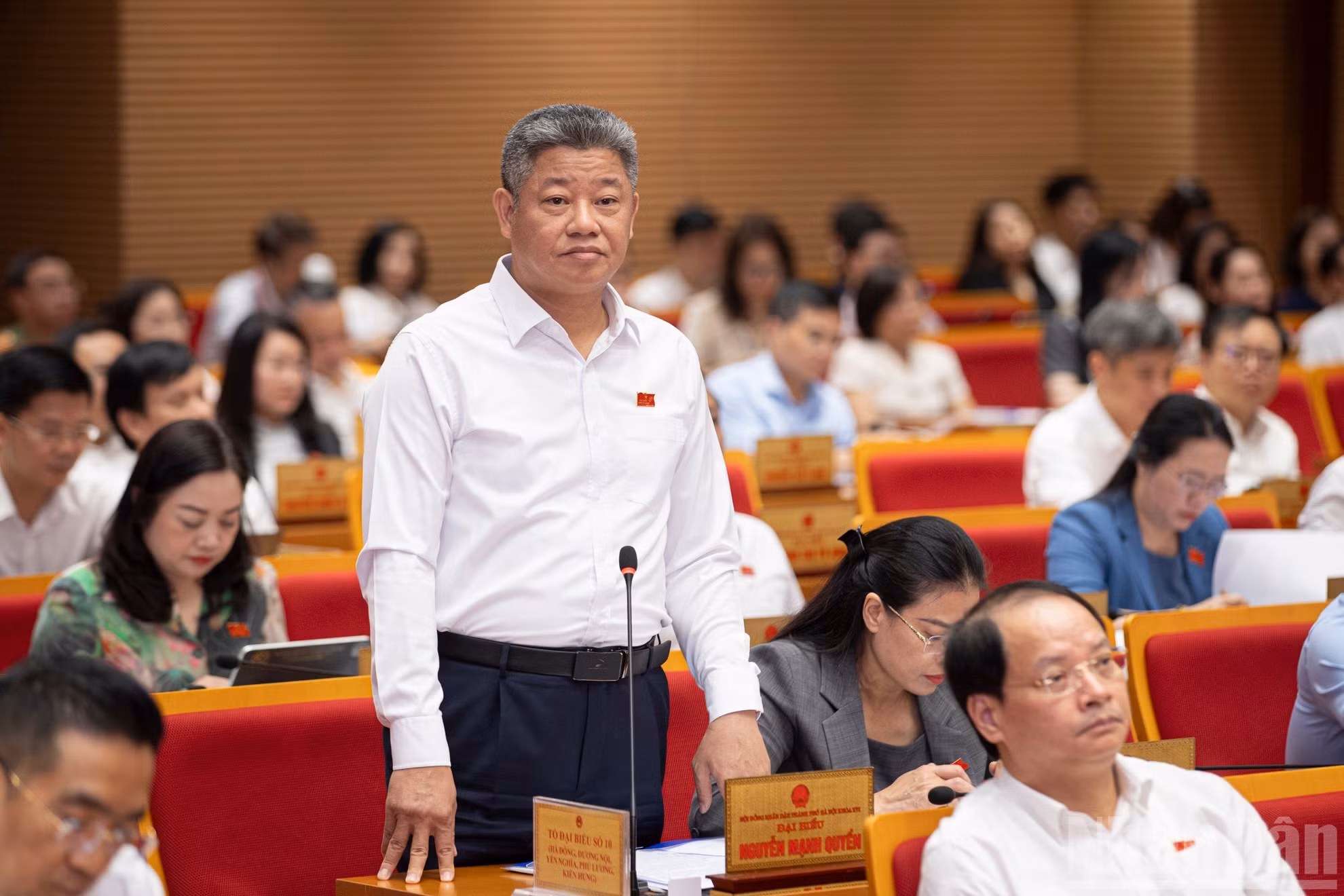 El vicepresidente del Comité Popular de Hanói Nguyen Manh Quyen responde a las preguntas de los diputados.