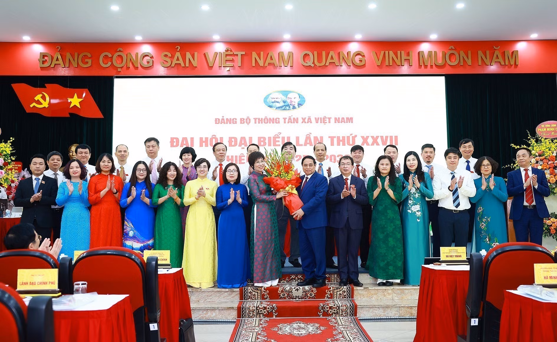 Minh Chinh entrega flores para felicitar al XXVII Comité Ejecutivo del Comité del Partido de la VNA, período 2025-2030.