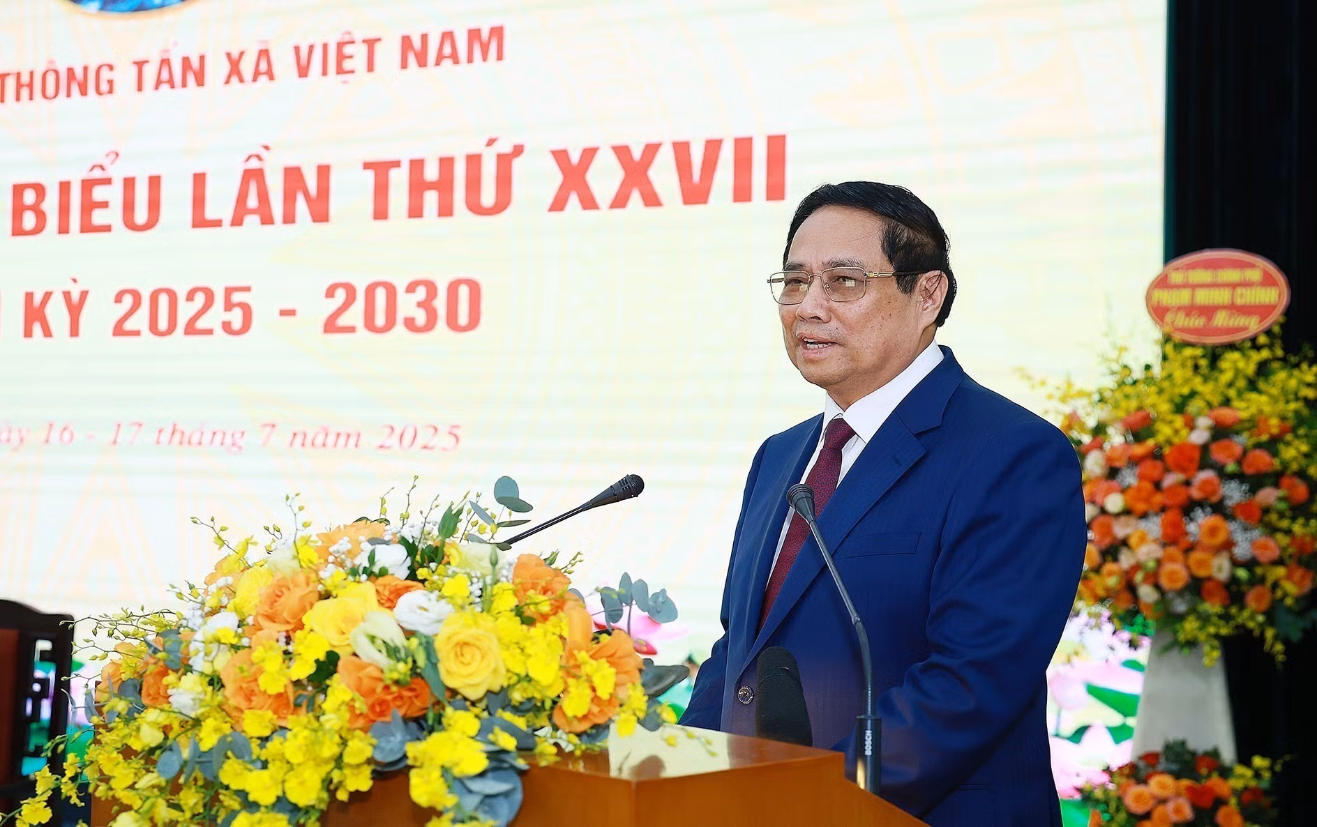 Minh Chinh habla en la cita.