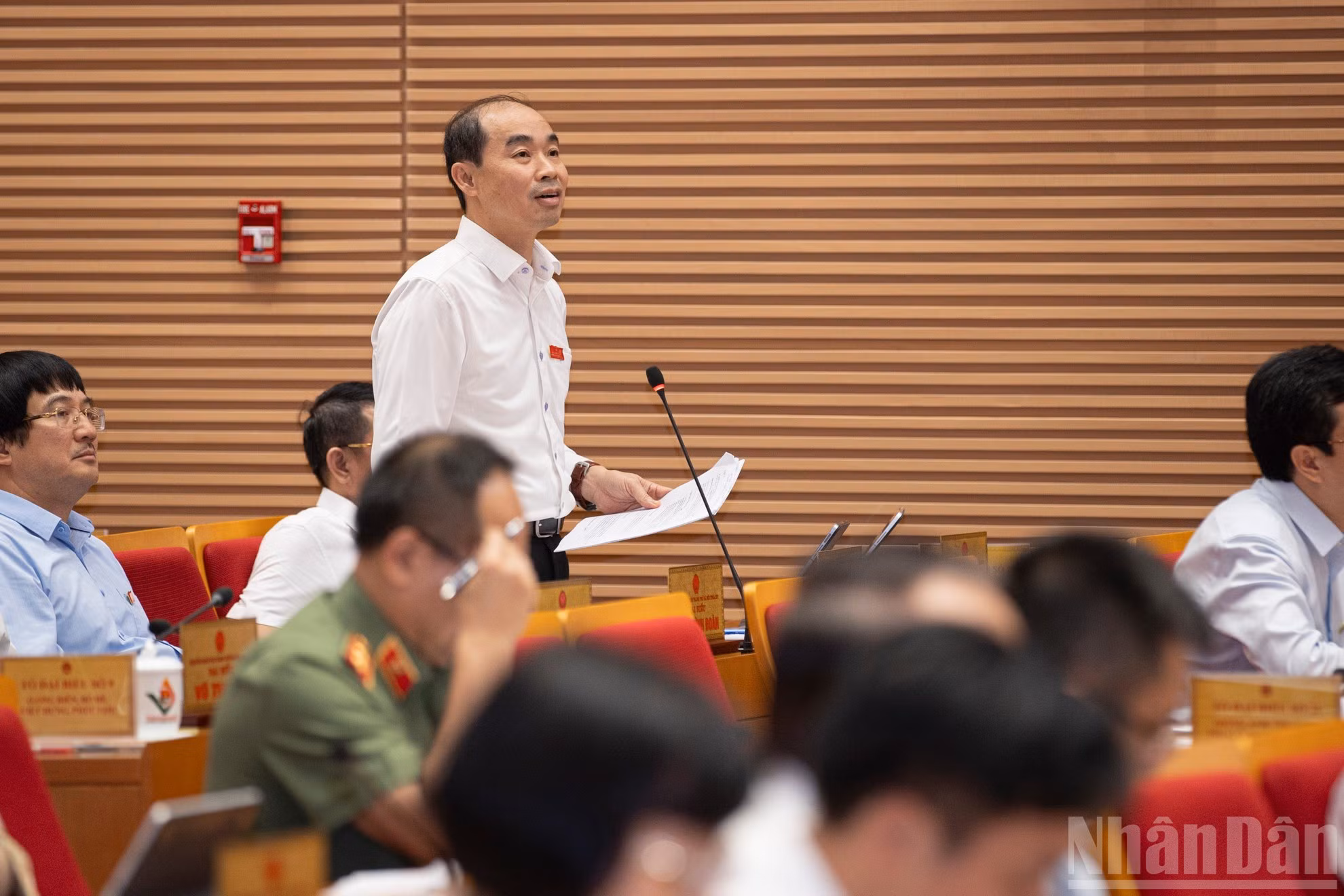El subdirector encargado del Servicio de Salud Pública de Hanói, Nguyen Dinh Hung, habla en la cita.