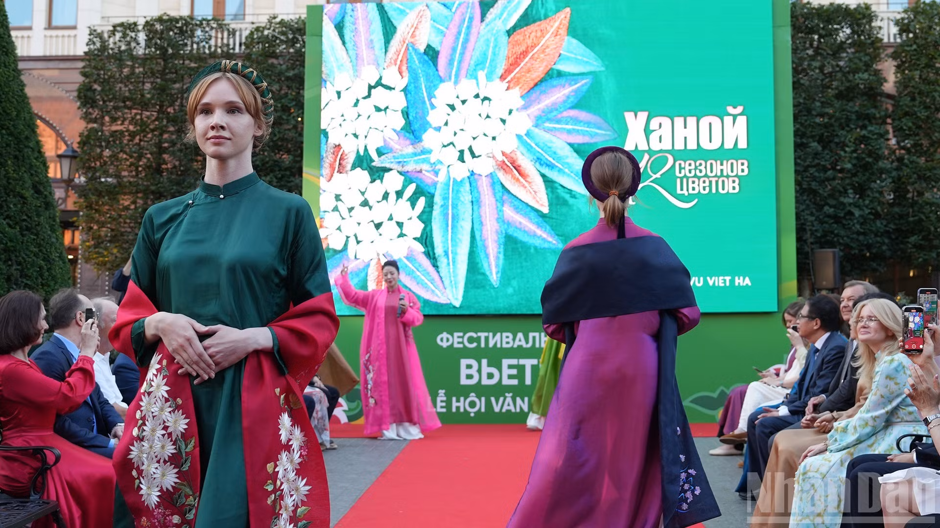 Desfile de la colección de áo dài (vestido tradicional de Vietnam), con el tema ‘Hanói 12 estaciones de flores’ del diseñador Vu Viet Ha.