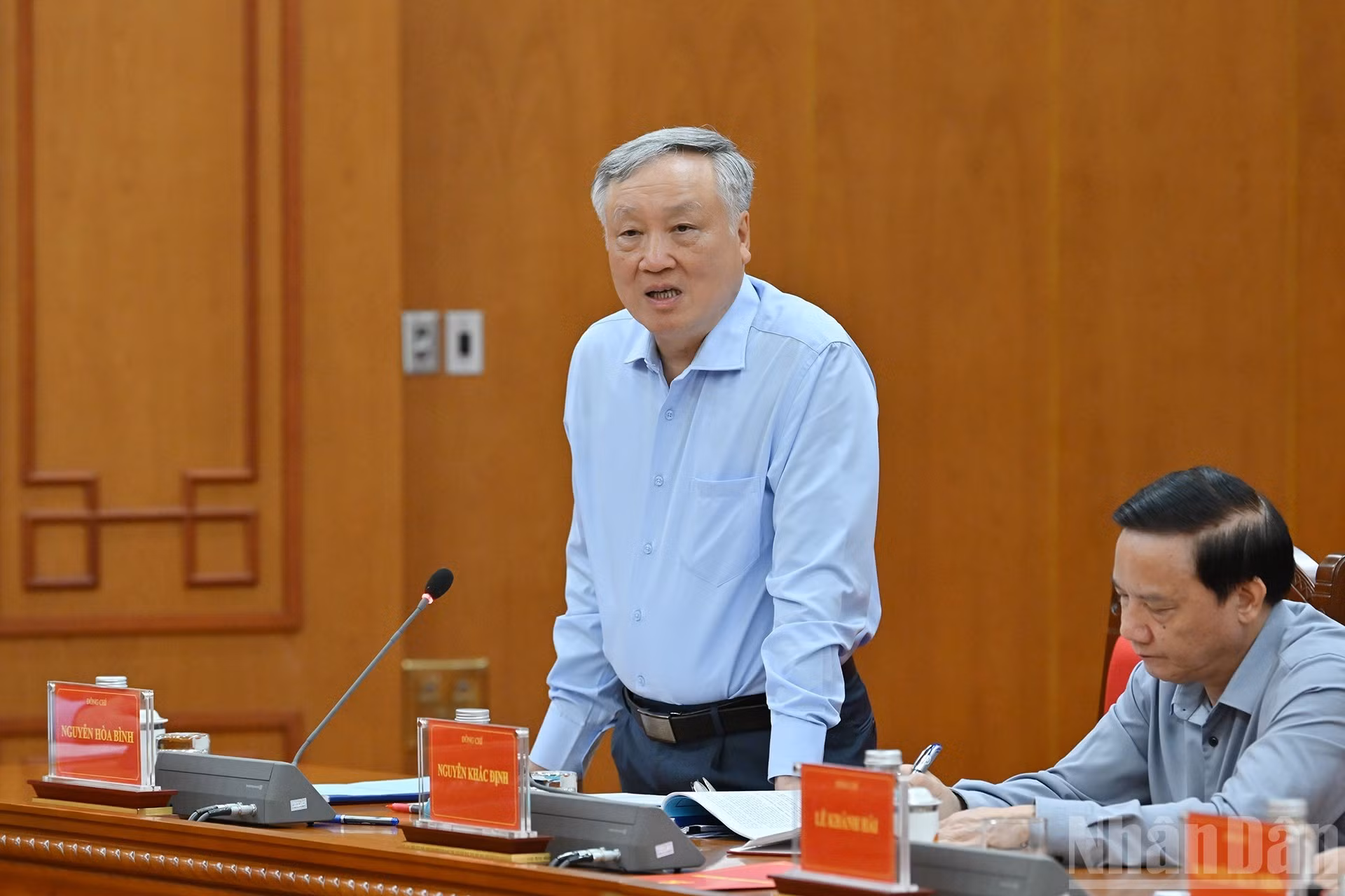 El miembro del Buró Político y viceprimer ministro permanente, Nguyen Hoa Binh, interviene en la cita.