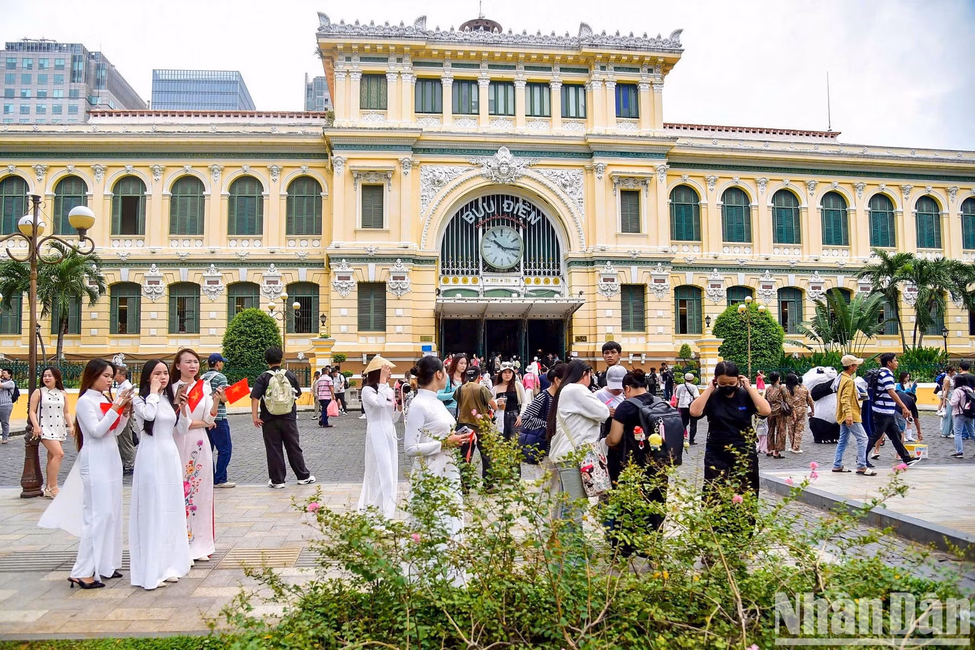 Los habitantes y turistas visitan los lugares históricos y los sitios culturales de larga tradición de la ciudad.