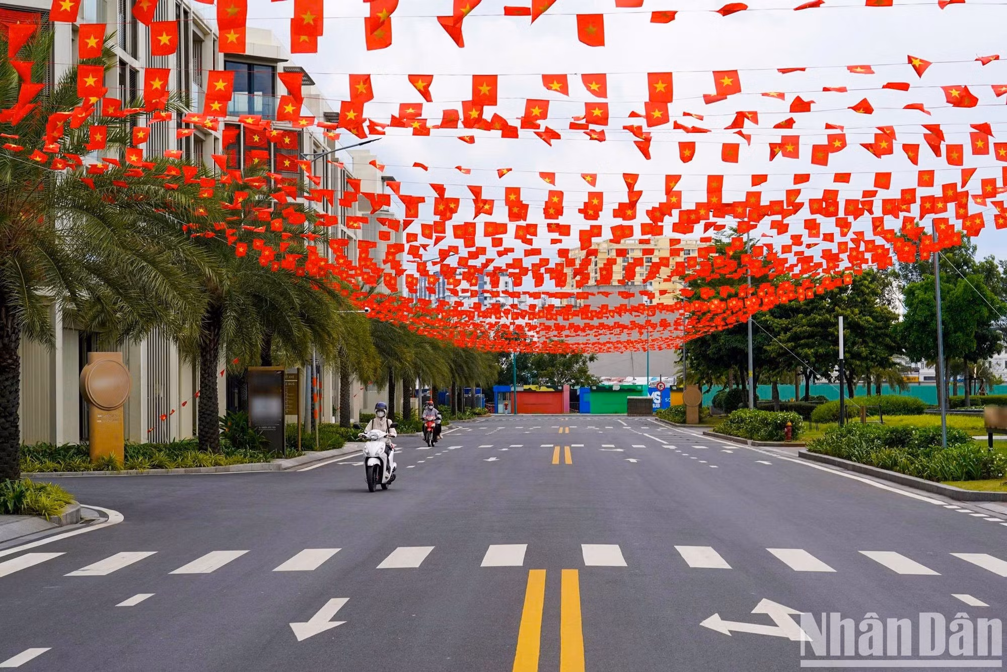 El rojo de las banderas nacionales con la estrella amarilla que cubren las calles no solo realza la imagen de Ciudad Ho Chi Minh, sino que también transmite un ambiente de orgullo y entusiasmo durante estos días en que todo el país celebra una de sus grandes festividades nacionales.