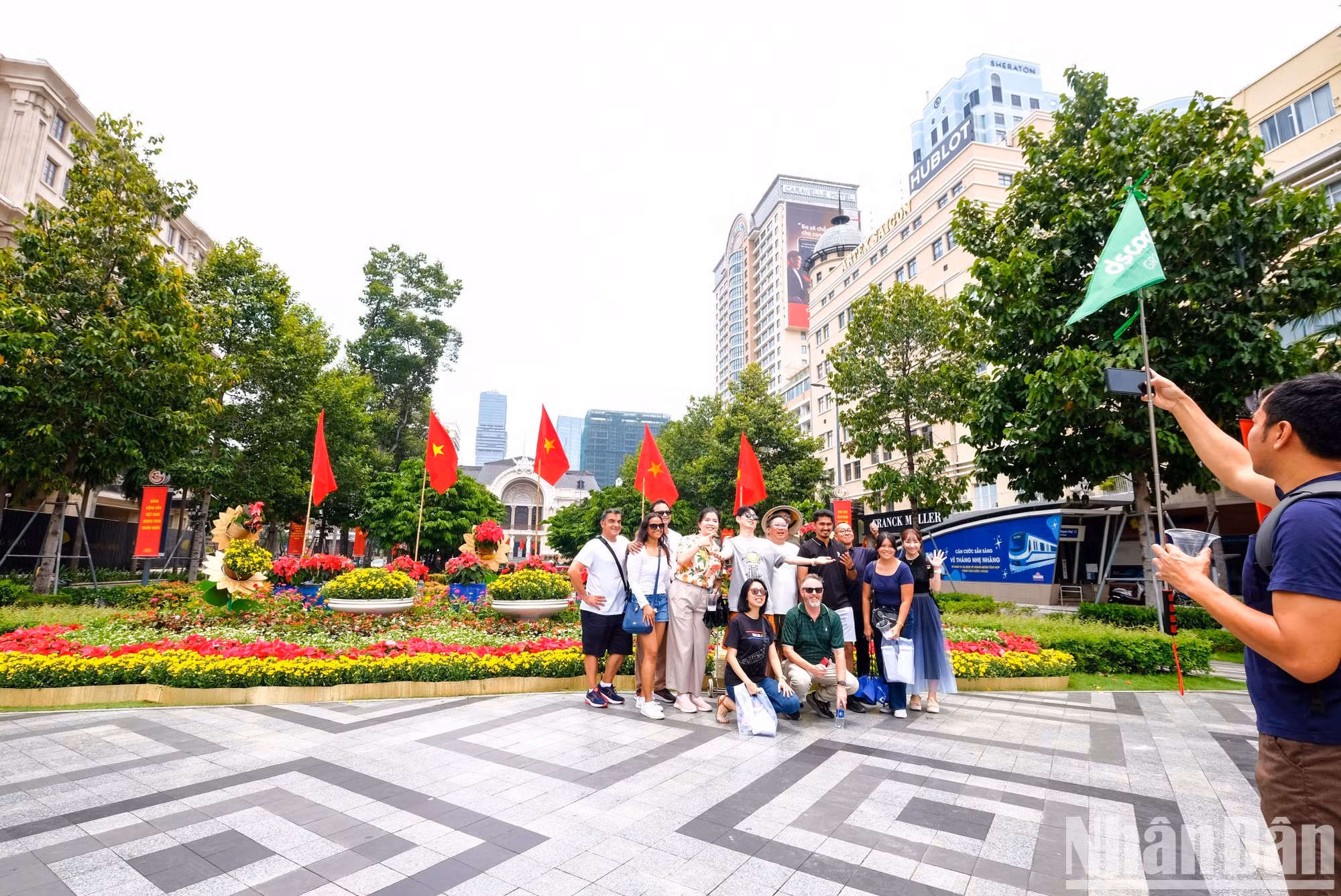 Los turistas disfrutan tomando fotografías en el animado ambiente del Día Nacional.