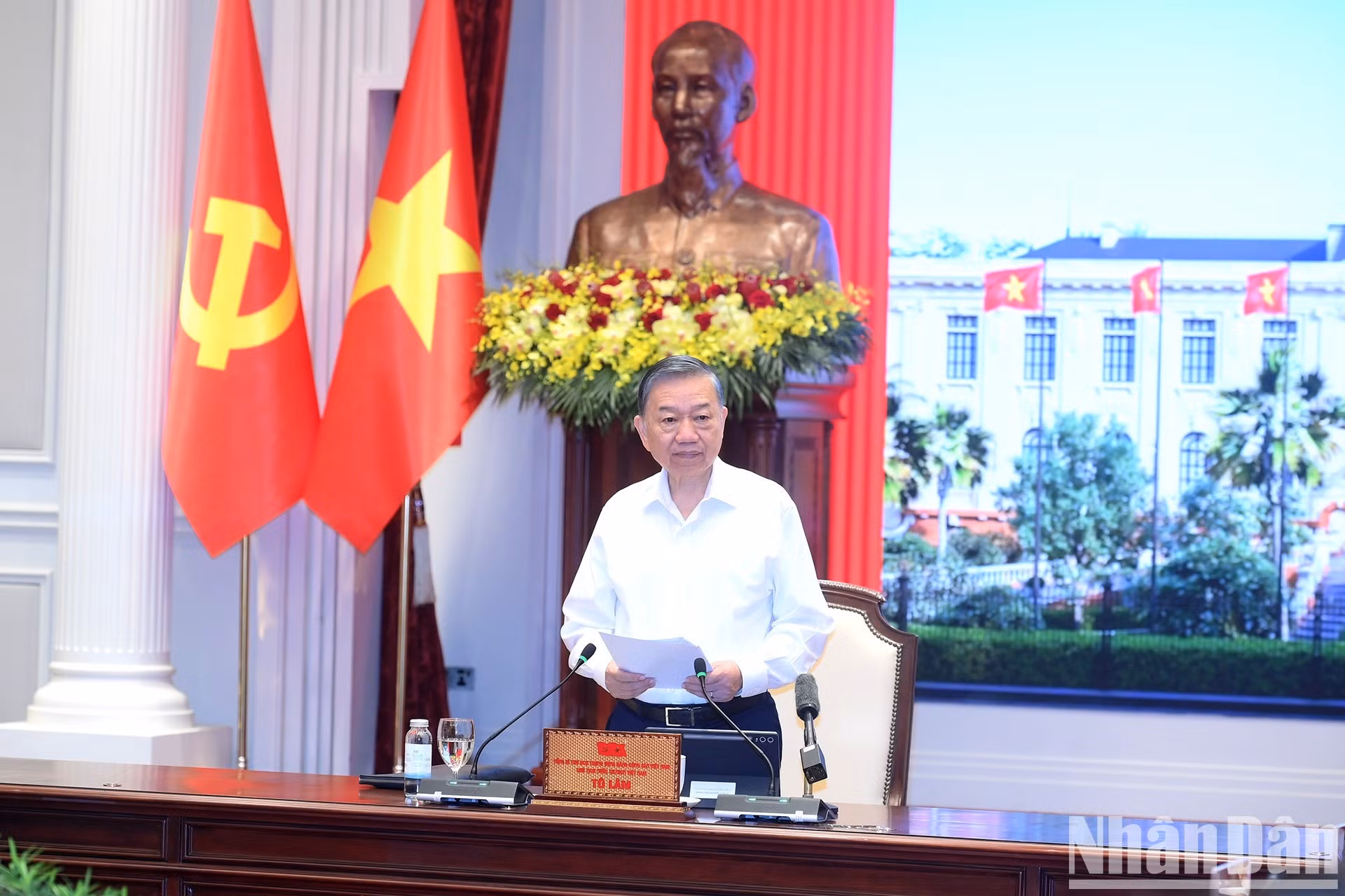 El secretario general del Partido Comunista y presidente de Vietnam, To Lam, habla en la reunión.
