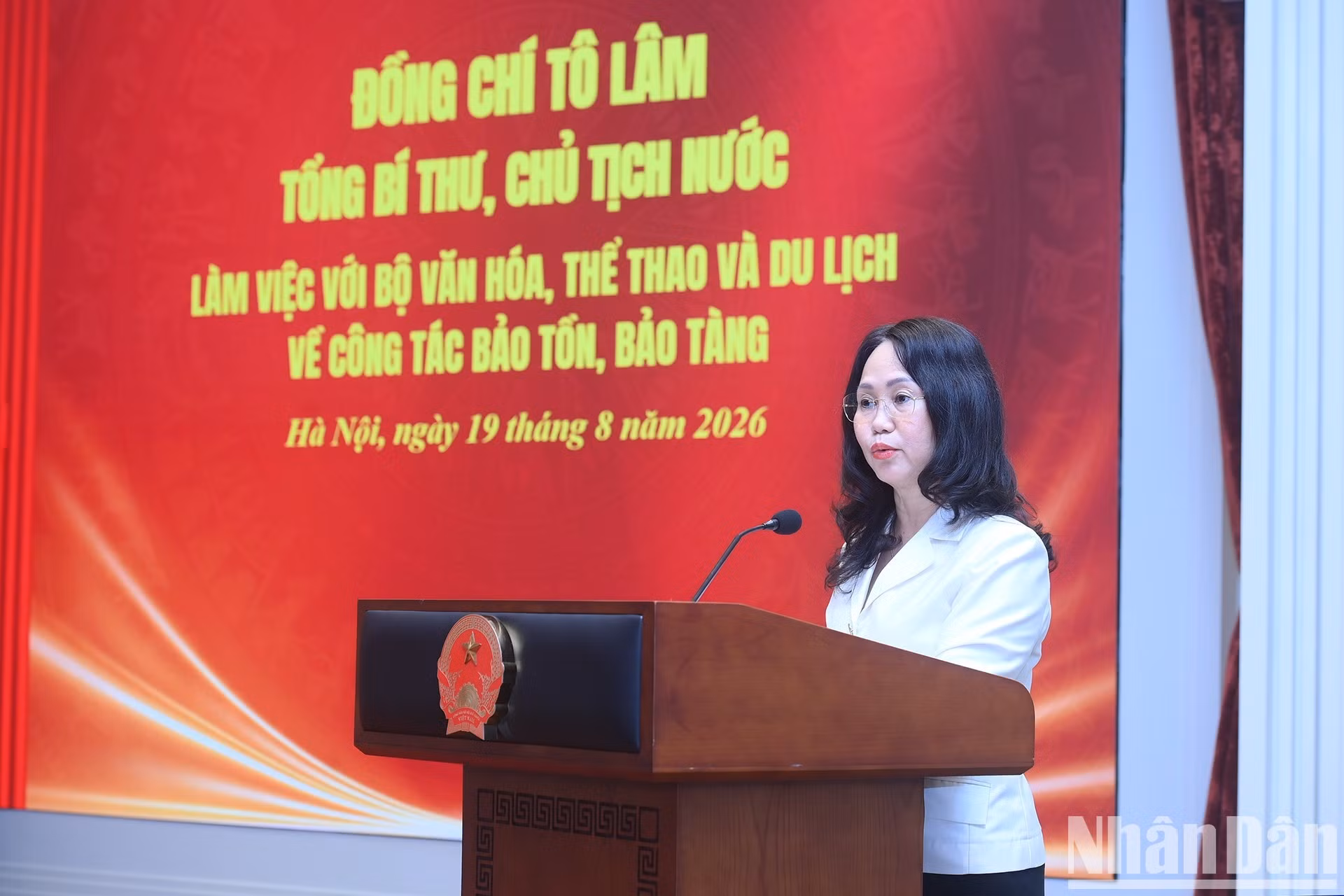La ministra de Cultura, Deportes y Turismo, Lam Thi Phuong Thanh, presenta el informe durante la reunión de trabajo.