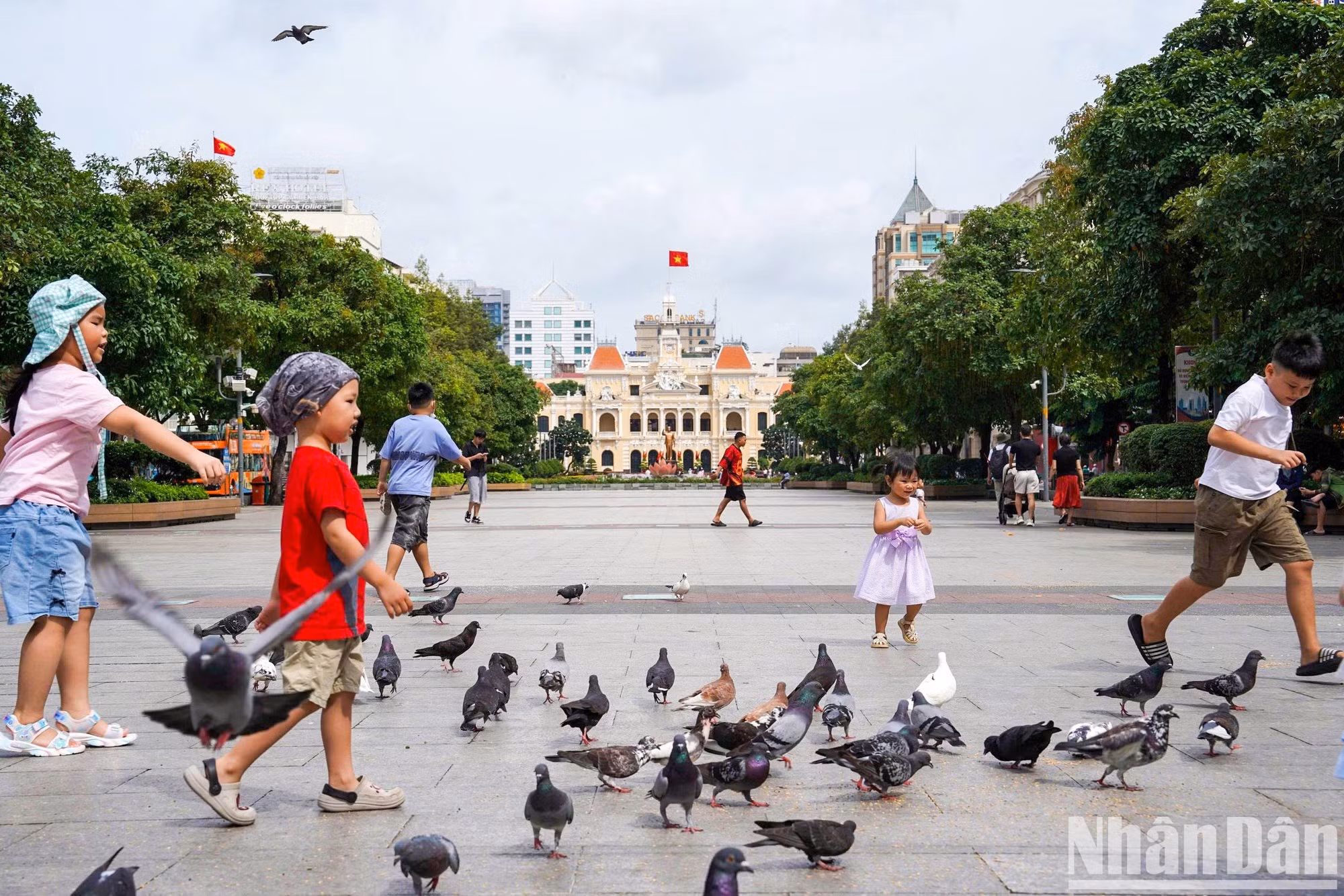 Numerosas personas disfrutan de actividades de ocio en la calle peatonal.