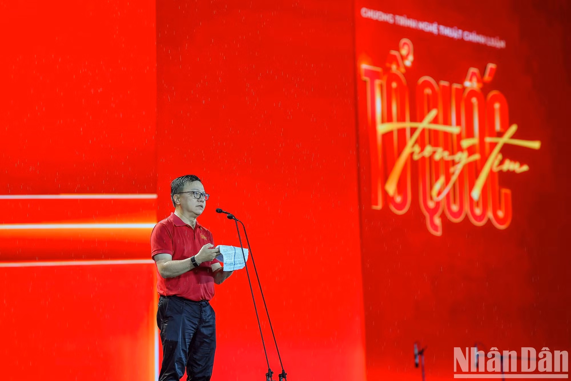 Le Quoc Minh, miembro del Comité Central del Partido Comunista de Vietnam (PCV), presidente-editor del periódico Nhan Dan, subjefe de la Comisión de Propaganda del Comité Central del PCV y titular de la Asociación de Periodistas Vietnamitas, interviene en la cita.