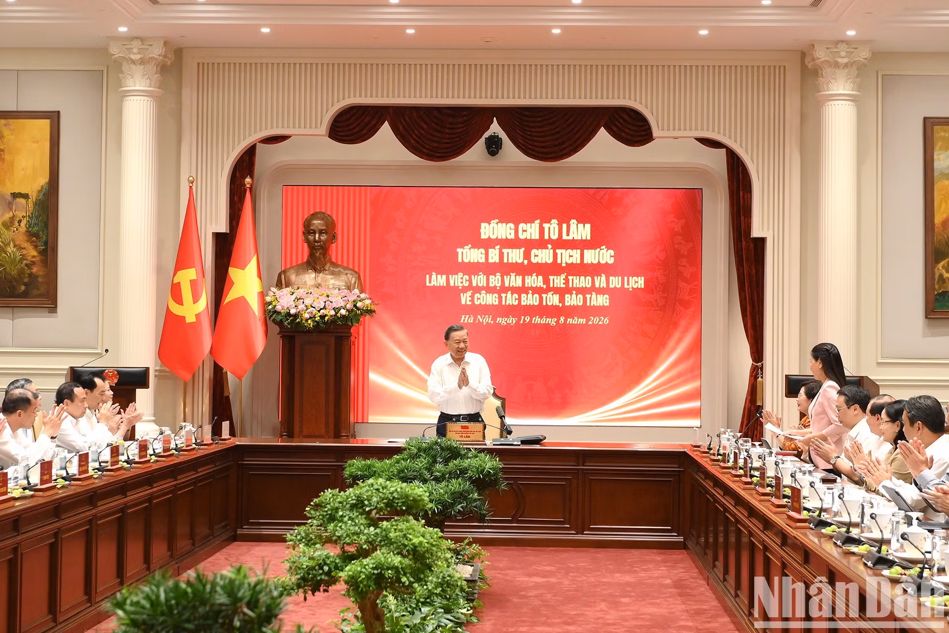 El secretario general del Partido Comunista y presidente de Vietnam, To Lam, en la reunión de trabajo con el Ministerio de Cultura, Deportes y Turismo.