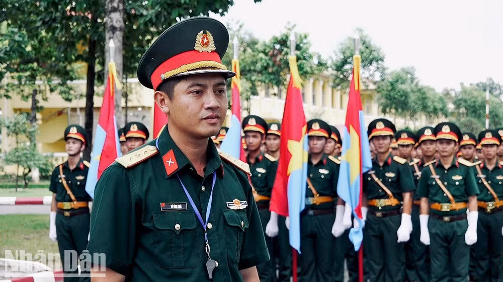 El primer teniente Vu Dinh Khoi, instructor del Bloque de Oficiales representantes de las cinco fuerzas militares.