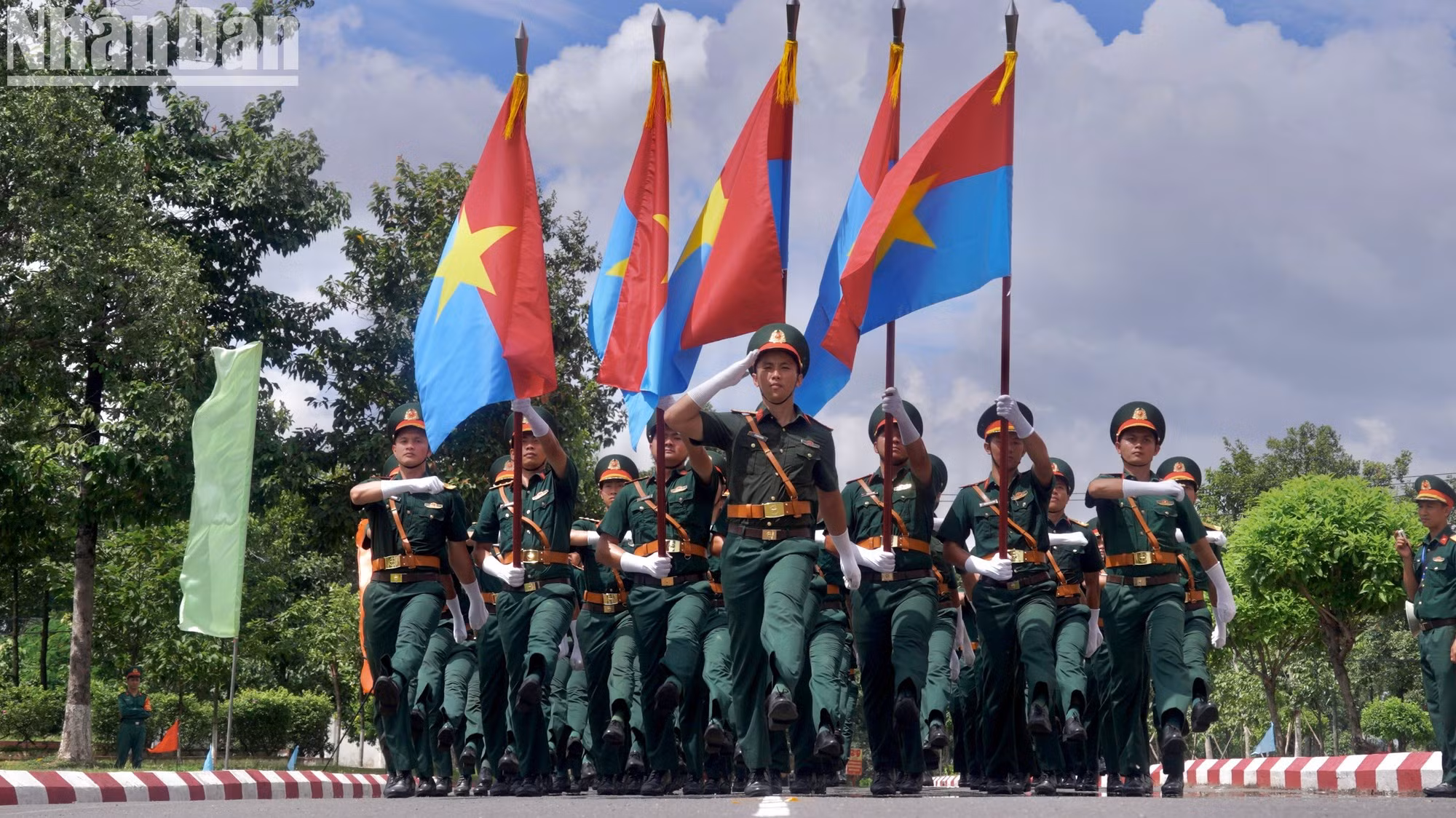 El Bloque de Oficiales representantes de las cinco fuerzas militares llevará cinco banderas al escenario.