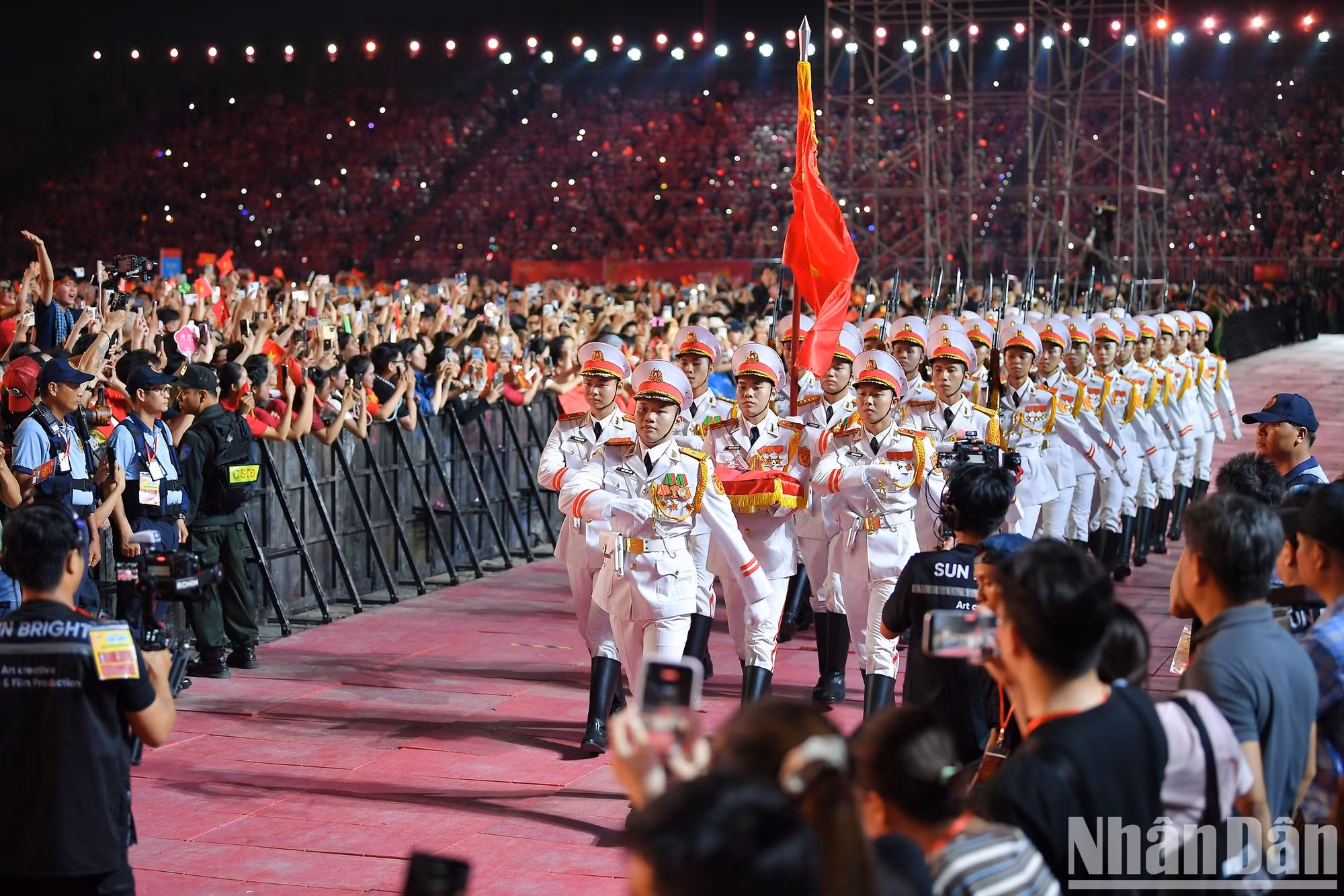 La Guardia de Honor (perteneciente a la Unidad 275 del Alto Mando de Protección del Mausoleo del Presidente Ho Chi Minh) es la fuerza encargada de llevar a cabo la ceremonia de izado de la bandera durante el programa.
