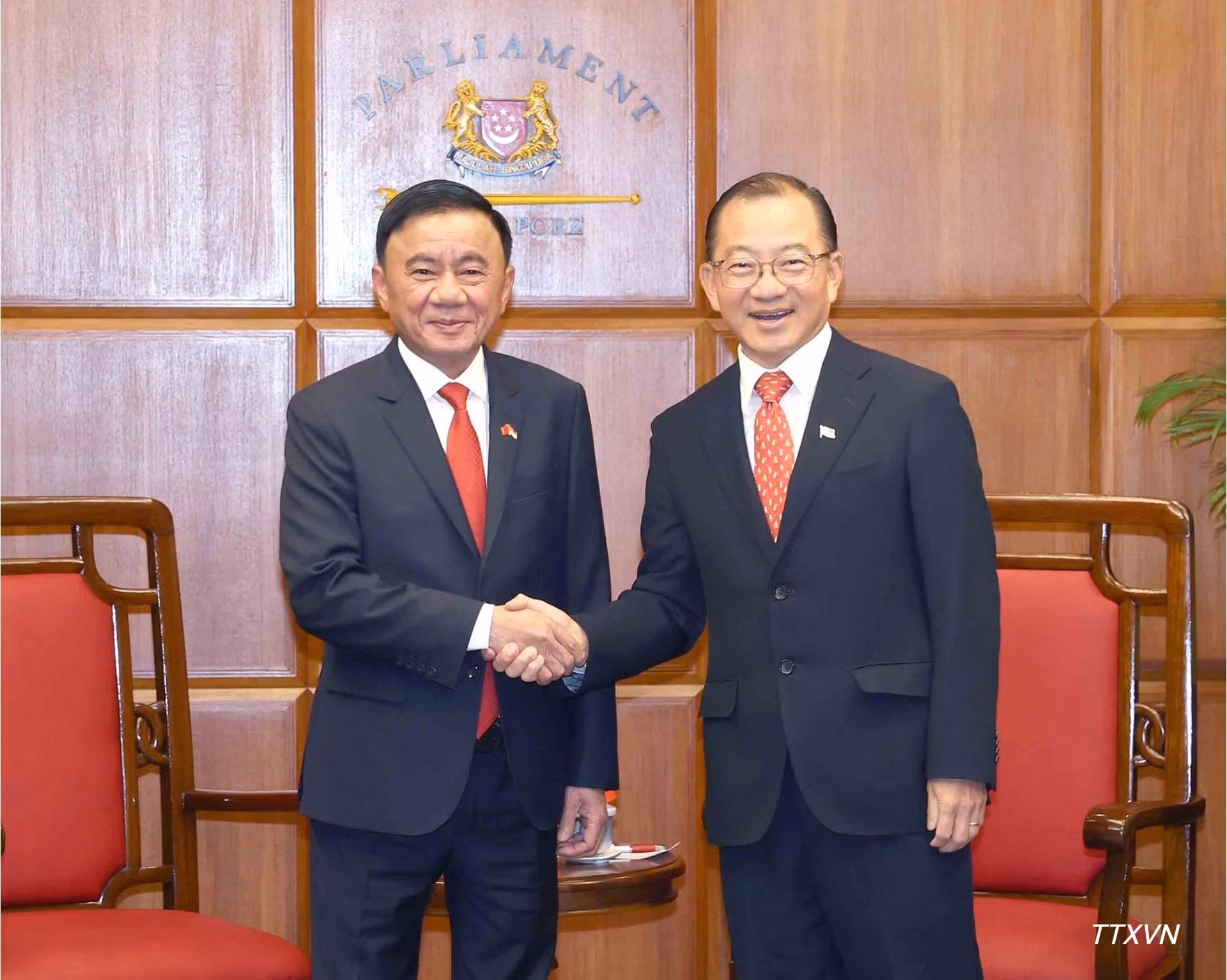 El miembro del Buró Político e integrante permanente del Secretariado del Comité Central del PCV, Tran Cam Tu, y el presidente del Parlamento de Singapur, Seah Kian Peng.