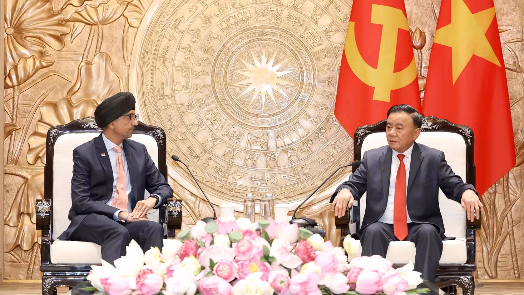 El integrante del Buró Político y miembro permanente del Secretariado del Comité Central del Partido Comunista de Vietnam, Tran Cam Tu, recibe al embajador de Singapur en el país, Rajpal Singh, en Hanói, el 5 de agosto de 2026. (Foto: VNA)