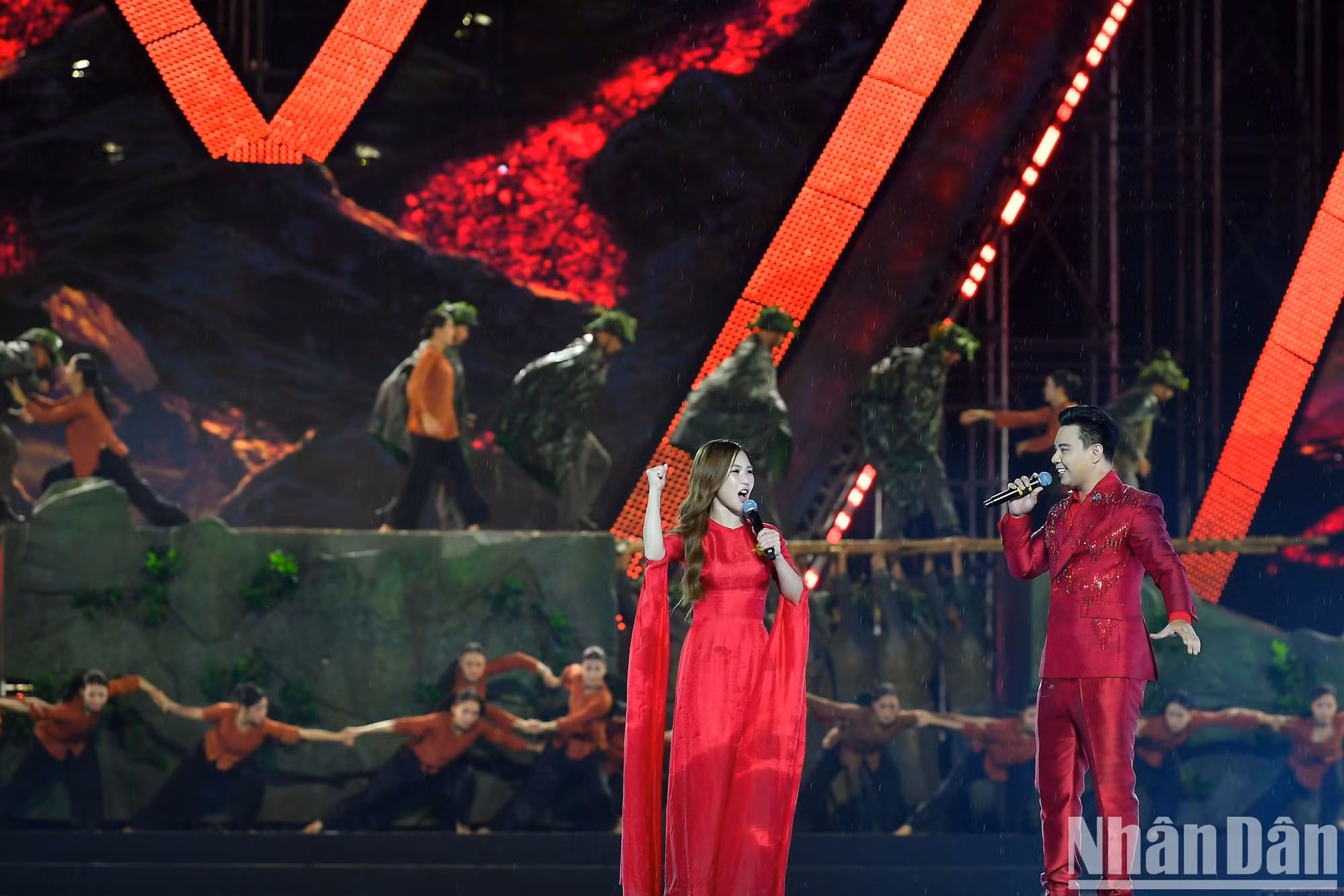 El concierto continúa difundiendo el espíritu patriótico, al tiempo que contribuye gradualmente a construir una marca cultural y artística con identidad propia y al desarrollo de las industrias culturales de Vietnam.