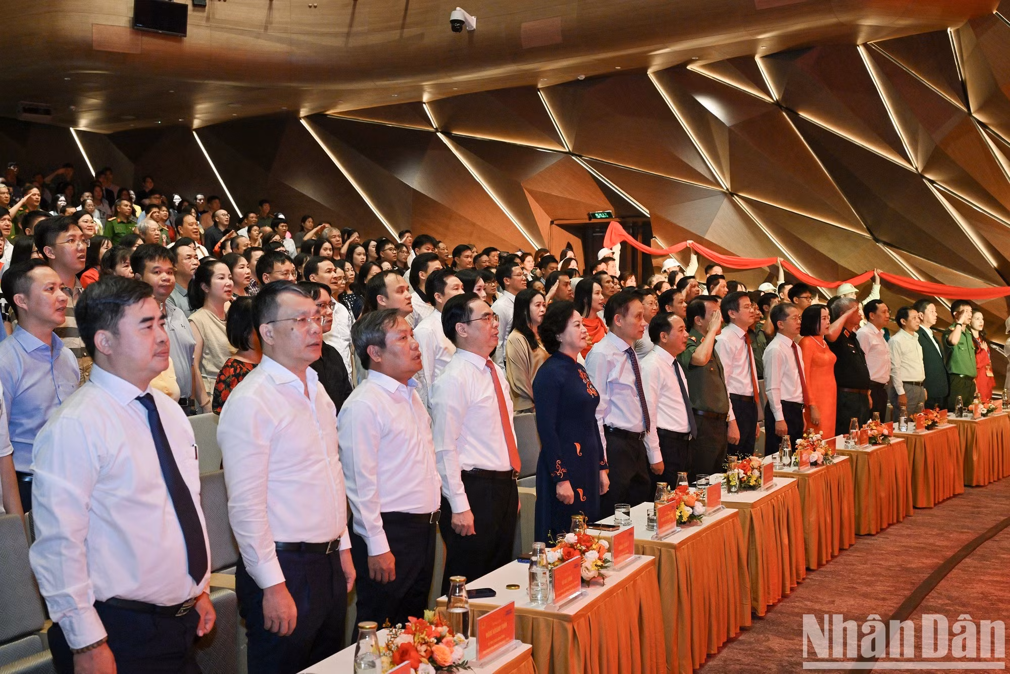 Los delegados realizan la ceremonia de saludo a la bandera.