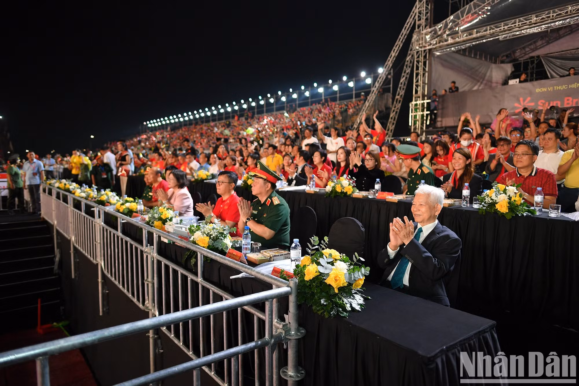 El expresidente de Vietnam Nguyen Minh Triet, el jefe del Departamento General de Política del Ejército Popular de Vietnam, Nguyen Trong Nghia, y otros delegados asisten al programa.