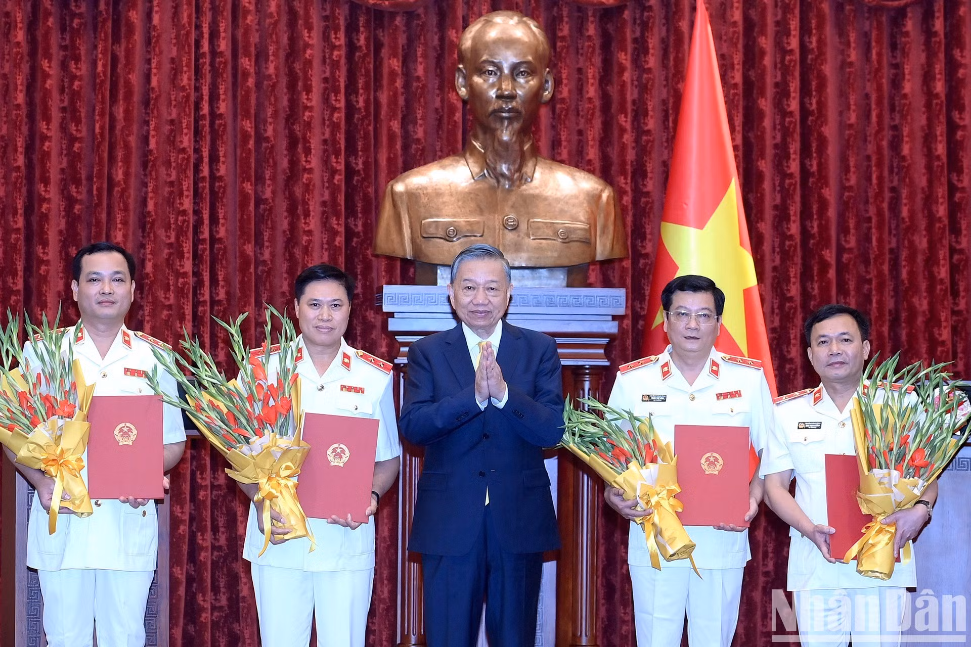 El secretario general del Partido Comunista y presidente de Vietnam, To Lam, con los nuevos fiscales.