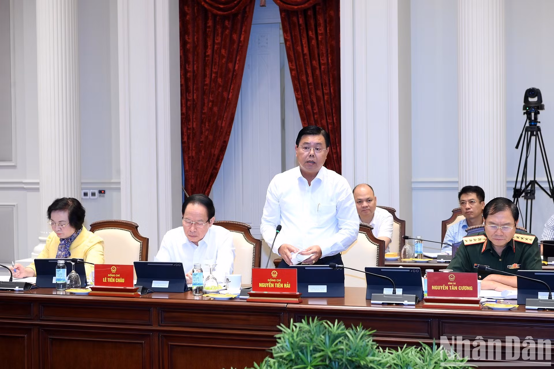 El ministro del Interior, Nguyen Tien Hai, en representación del Comité del Partido del Gobierno, presenta el informe durante la reunión de trabajo.