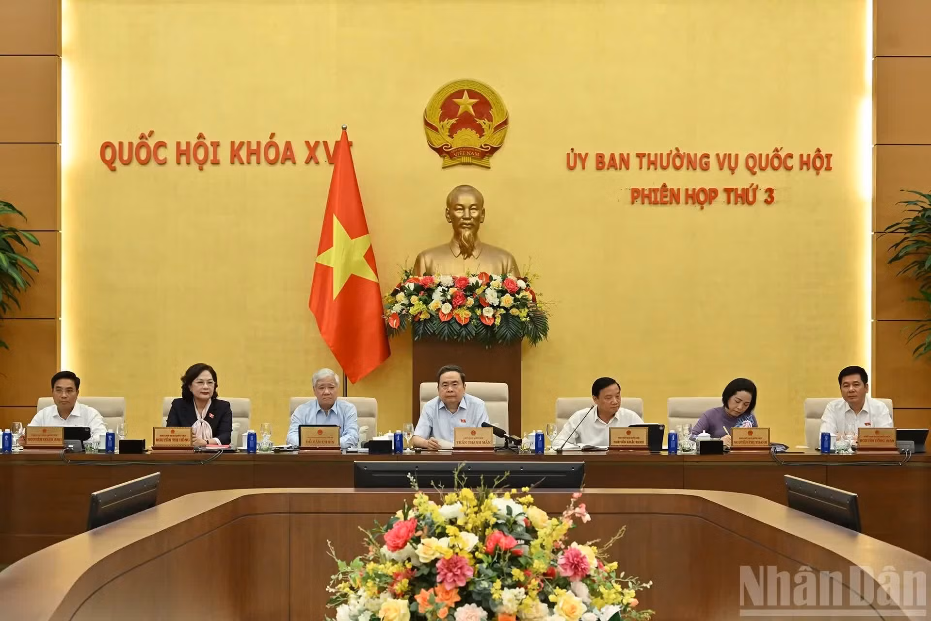 El presidente de la Asamblea Nacional de Vietnam, Tran Thanh Man, y los subjefes de ese máximo órgano legislativo conducen el acto.