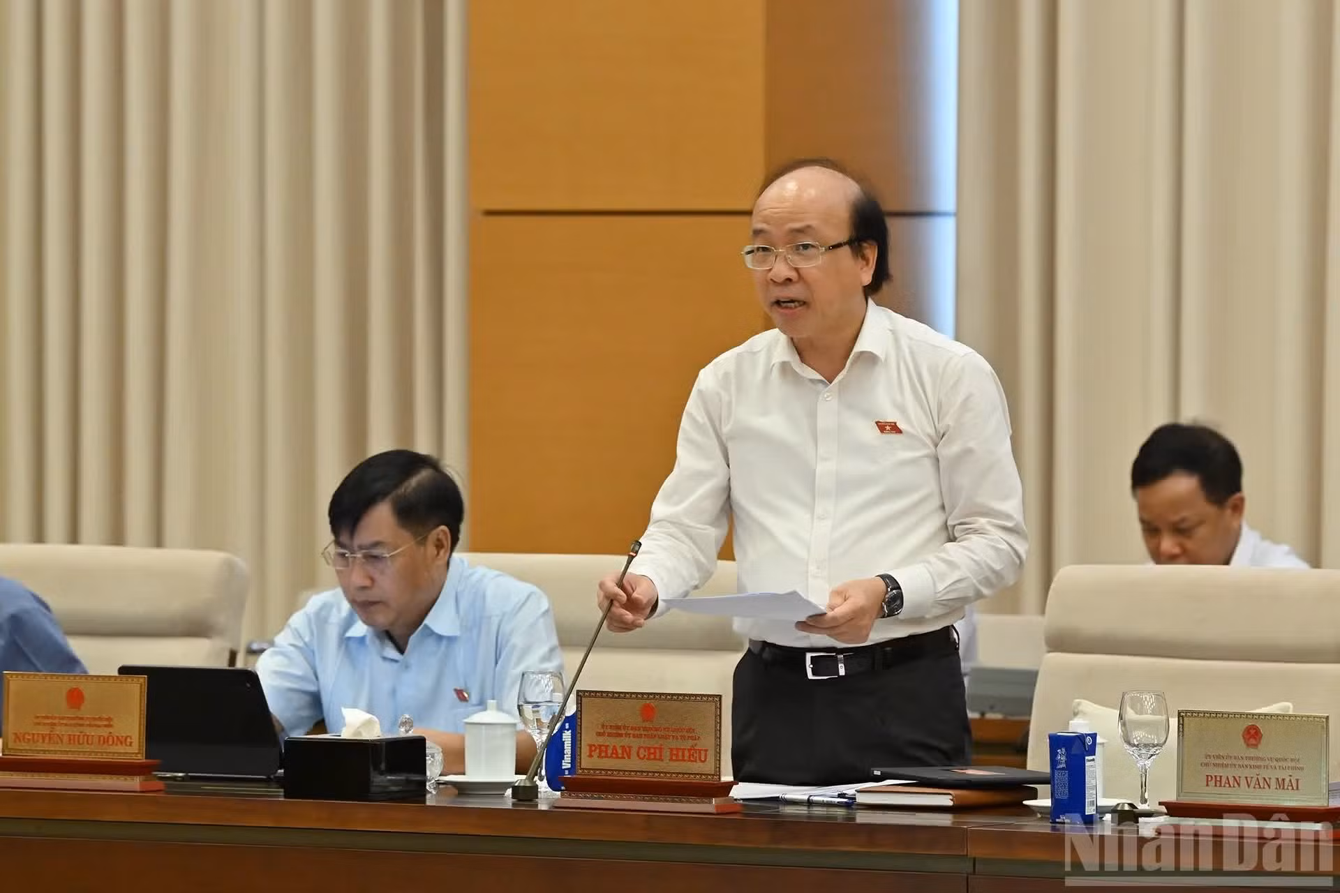 El jefe de la Comisión de Asuntos Legales y Jurídicos de la Asamblea Nacional, Phan Chi Hieu, interviene en la sesión.