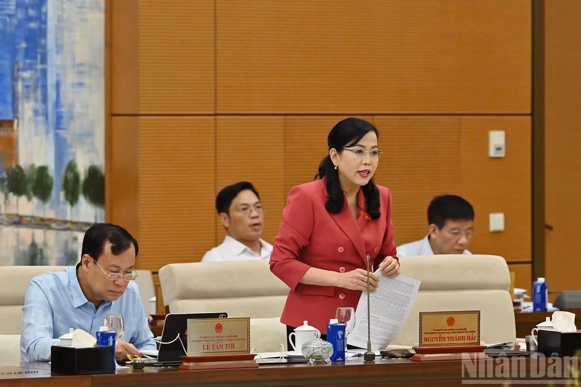 La jefa de la Comisión de Ciencia, Tecnología y Medio Ambiente de la Asamblea Nacional, Nguyen Thanh Hai, interviene en la sesión.