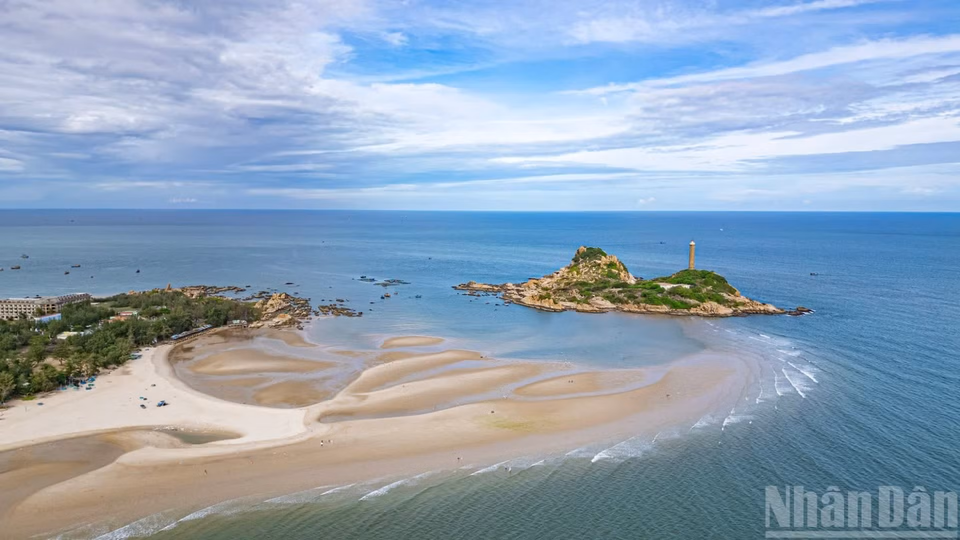 En determinados momentos de la bajamar (un par de veces al año), el mar parece abrirse en dos, dejando al descubierto un camino de arena blanca y fina que une tierra firme con la isla.