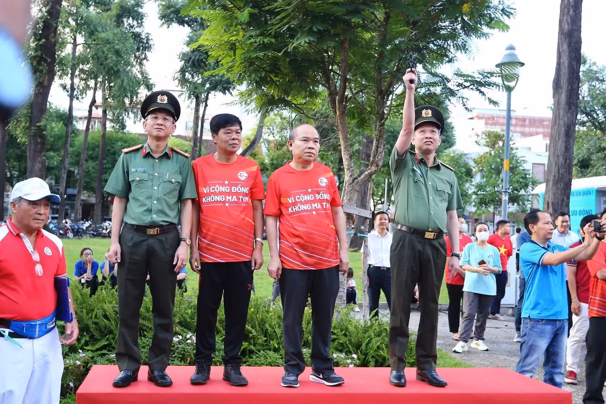 El brigadier general Ta Van Dep, subdirector de la Policía de Ciudad Ho Chi Minh, da el pistoletazo de arranque de la carrera.