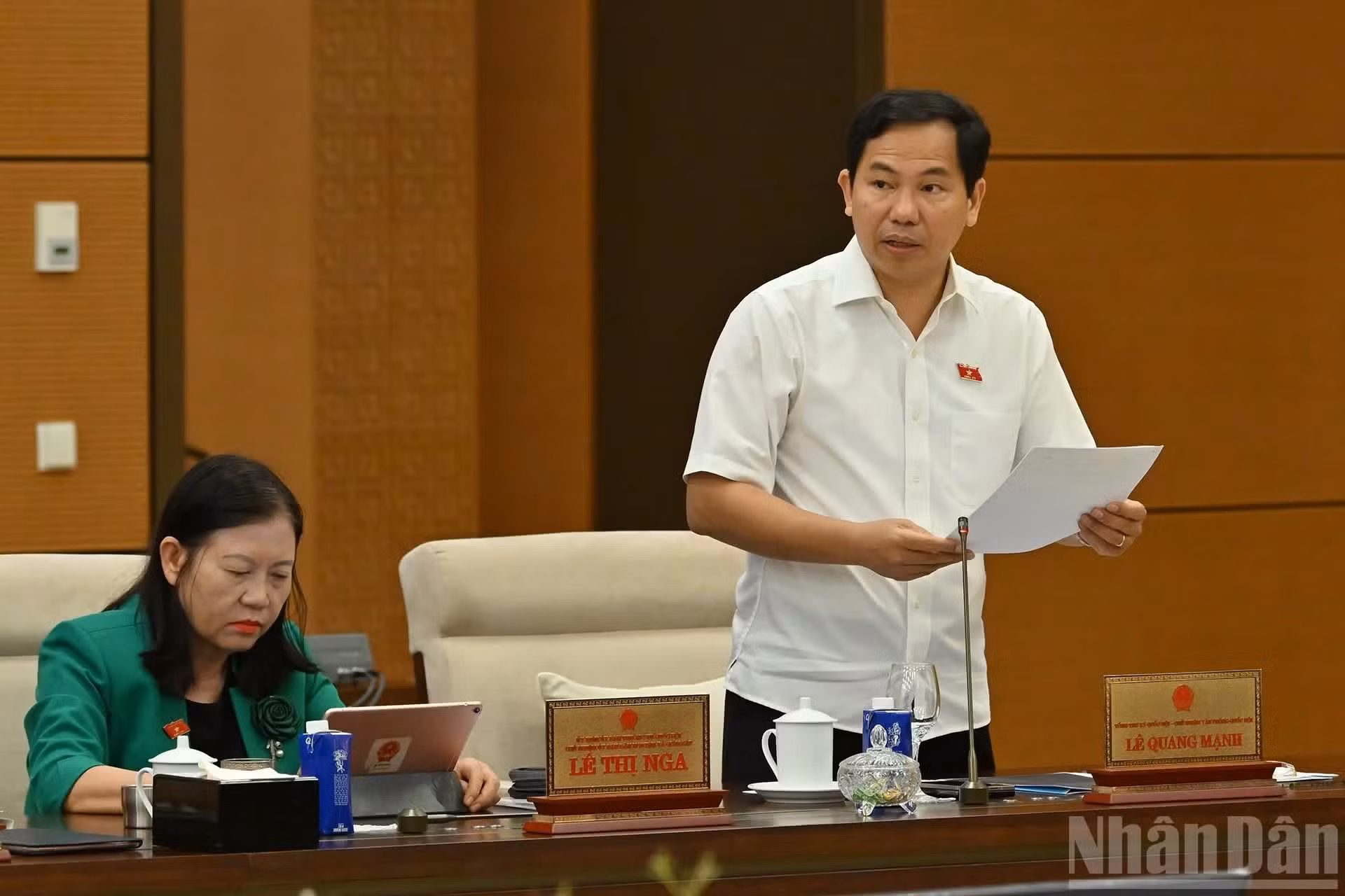 El secretario general y jefe de la Oficina de la Asamblea Nacional, Le Quang Manh, habla en la sesión.