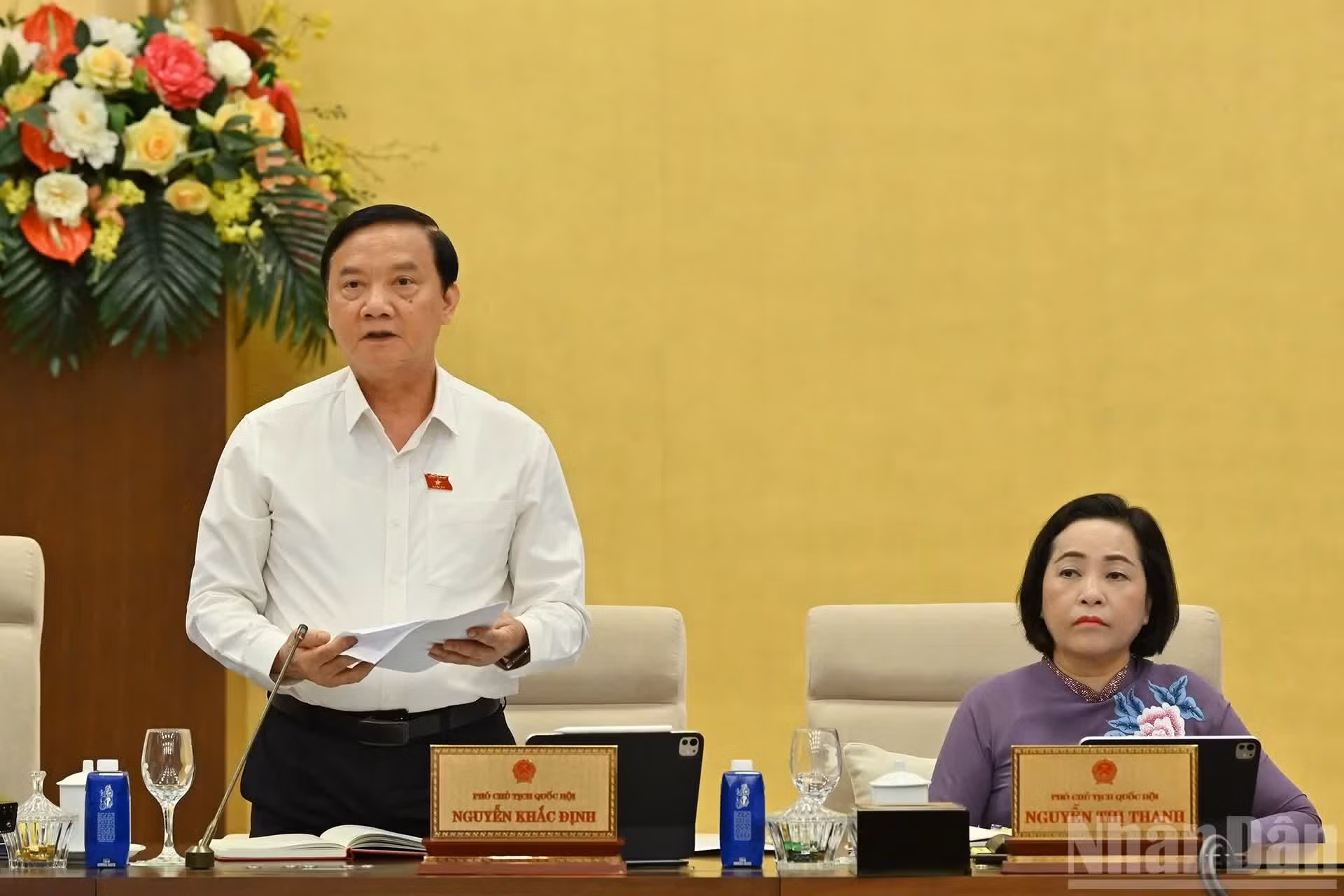 El vicepresidente de la Asamblea Nacional Nguyen Khac Dinh interviene en la cita.