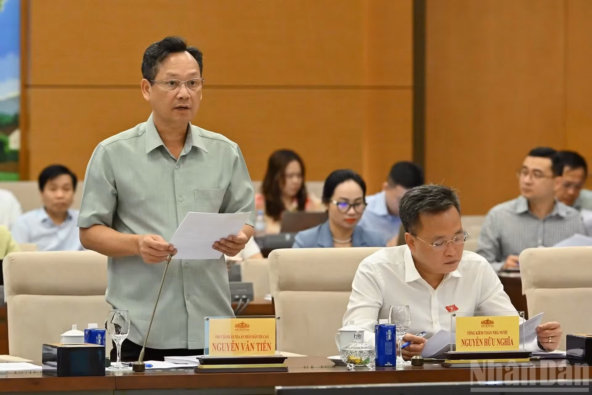 El vicepresidente del Tribunal Popular Supremo Nguyen Van Tien presenta un informe en la sesión.
