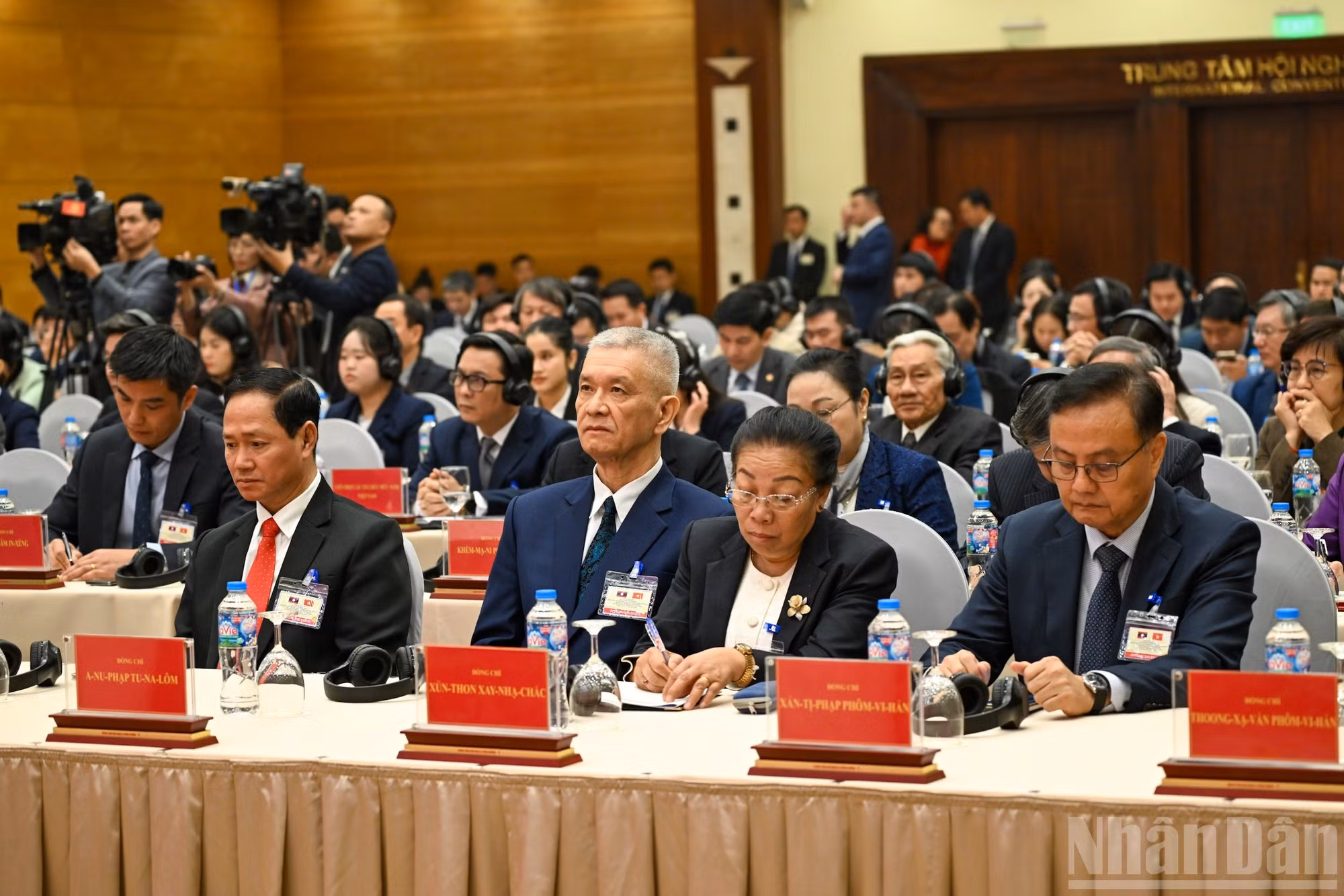 Dirigentes de Laos asistentes al acto.