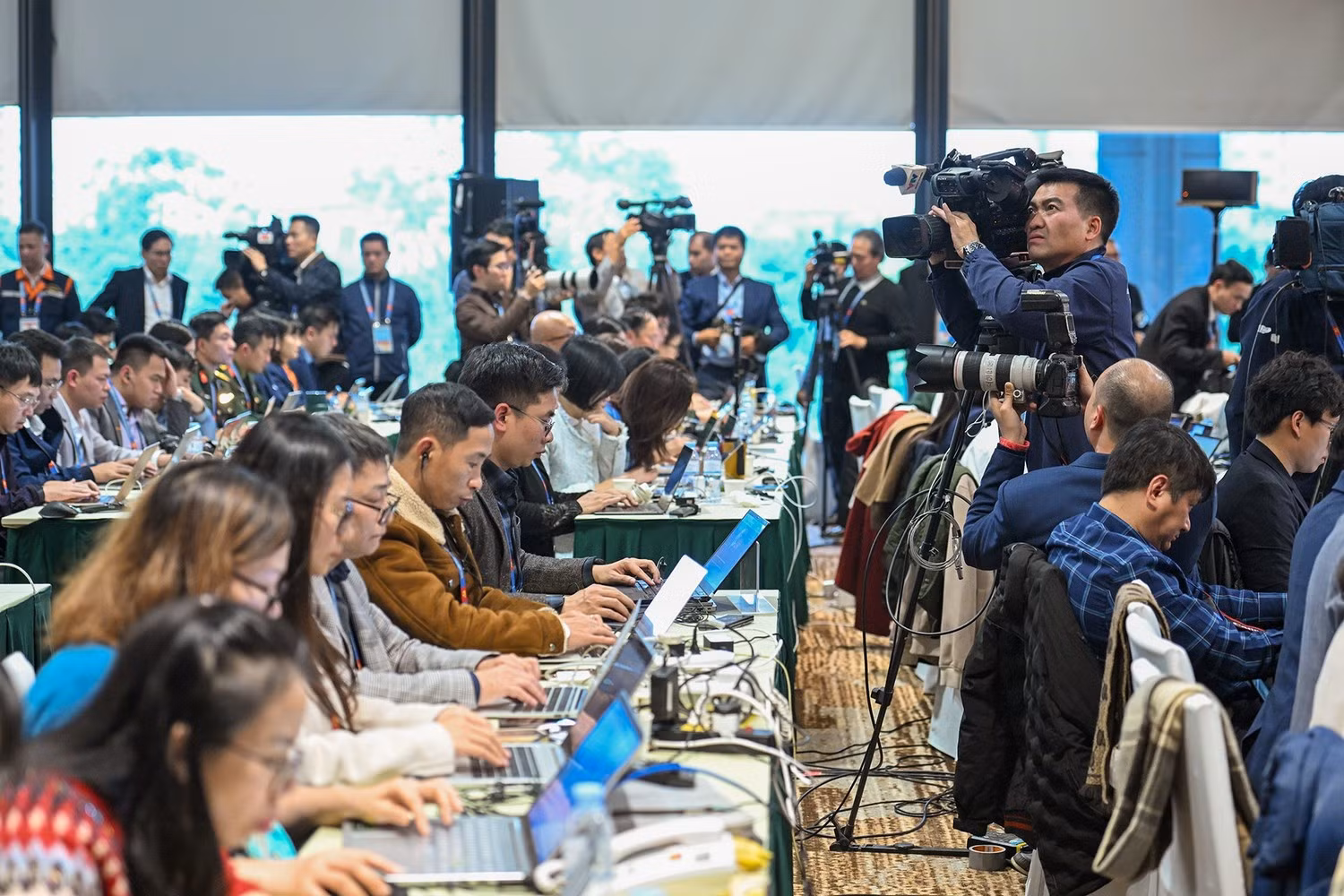 Numerosos periodistas de medios de comunicación nacionales y extranjeros asisten a la rueda de prensa.