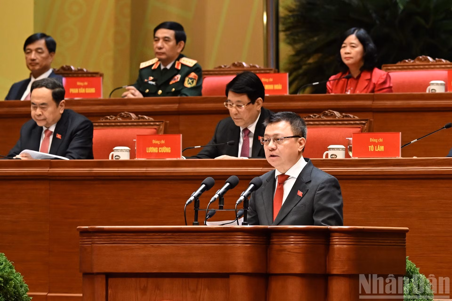 Le Quoc Minh, miembro del Comité Central del PCV, presidente-editor del diario Nhan Dan (Pueblo) y presidente de la Asociación de Periodistas de Vietnam, lee la lista de felicitaciones enviadas por partidos políticos, organizaciones internacionales y amigos del país.