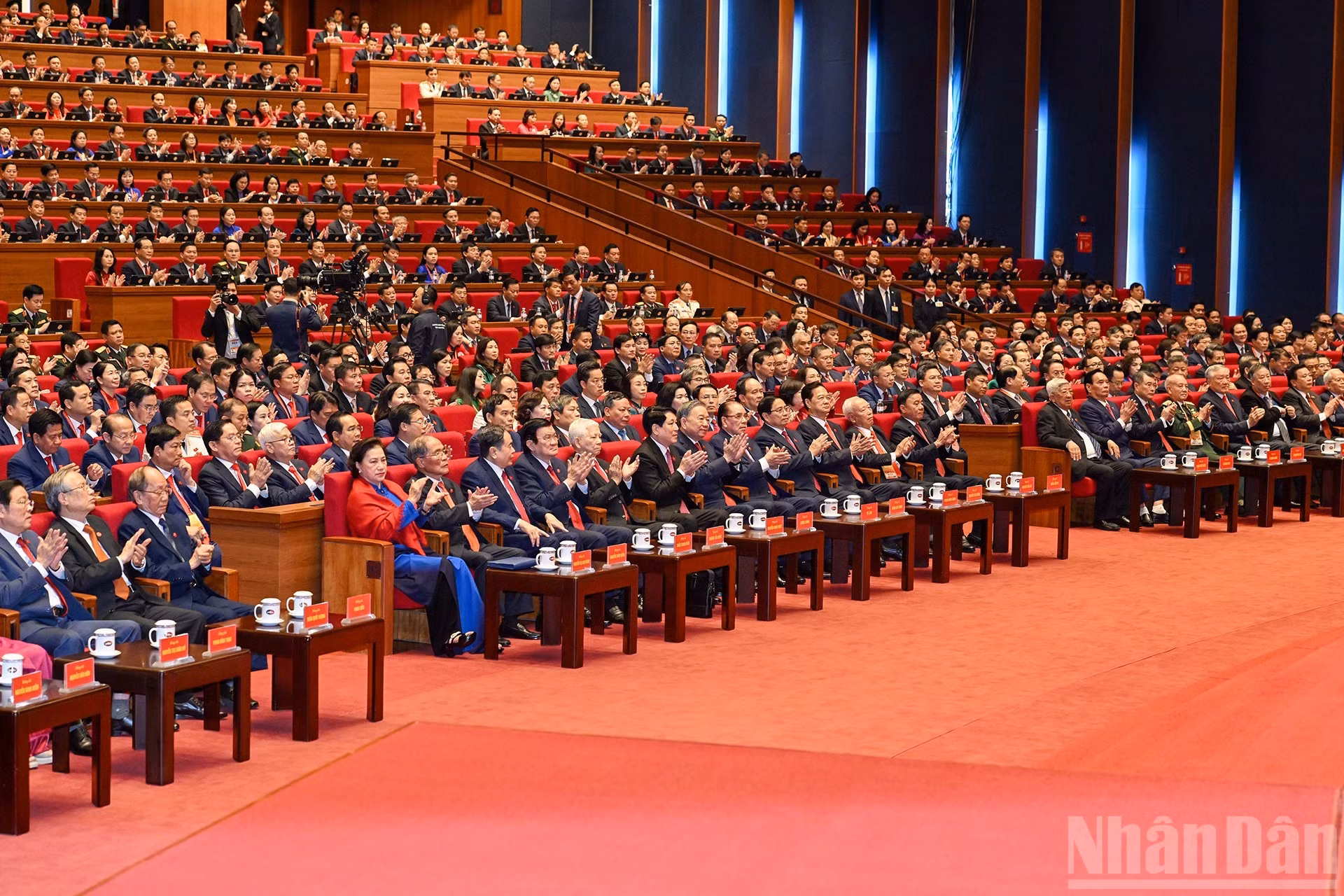 Anteriores y actuales dirigentes del Partido y del Estado, junto con los delegados, en la sesión inaugural del Congreso.