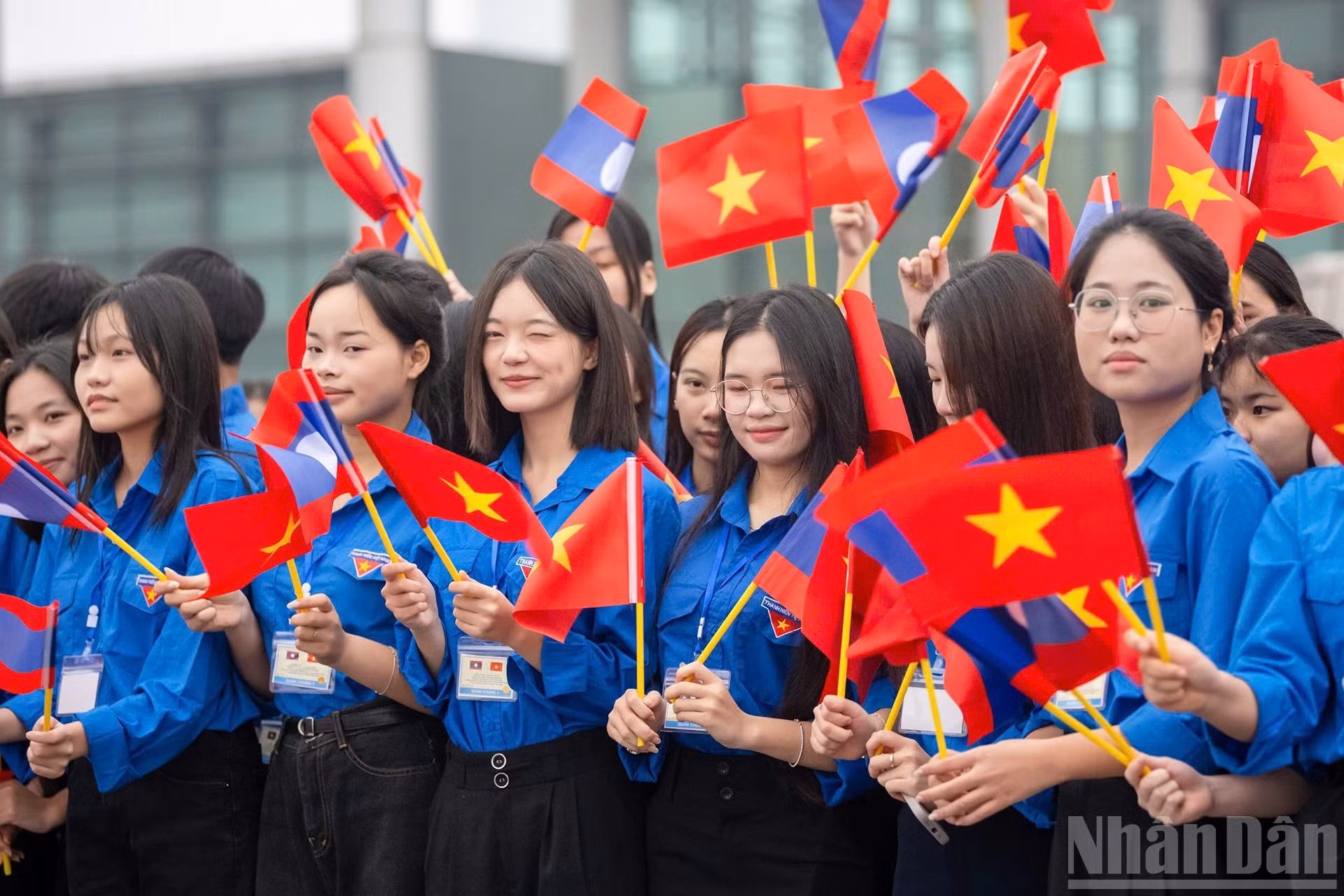 Jóvenes vietnamitas dan la bienvenida a la delegación de Laos.