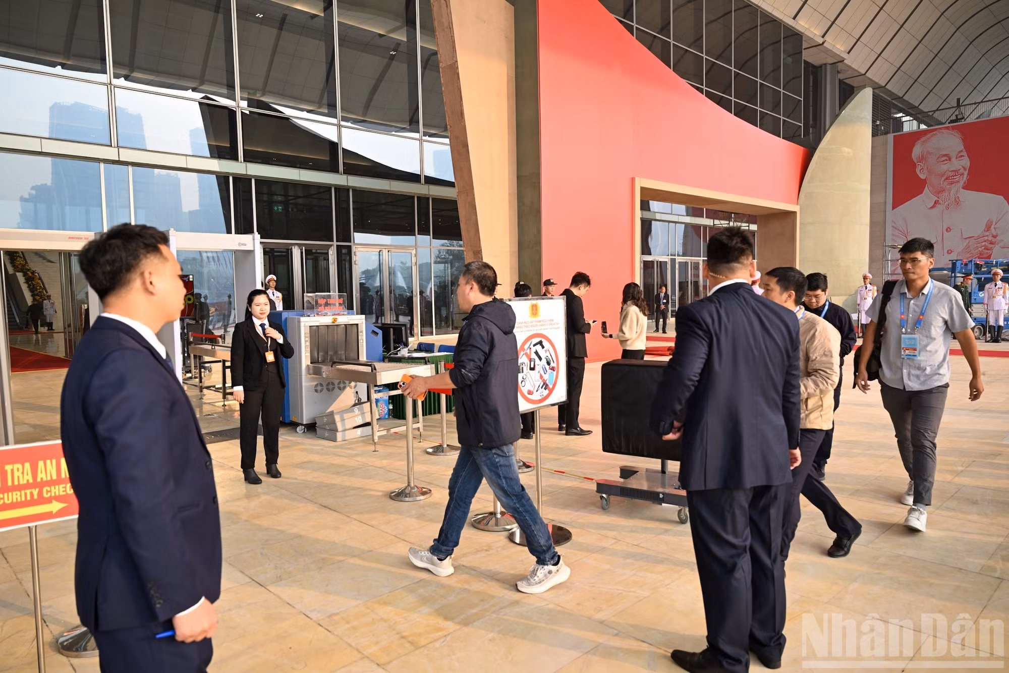 Los equipos de seguridad verifican rigurosamente la identidad de todo el personal autorizado a acceder al evento.