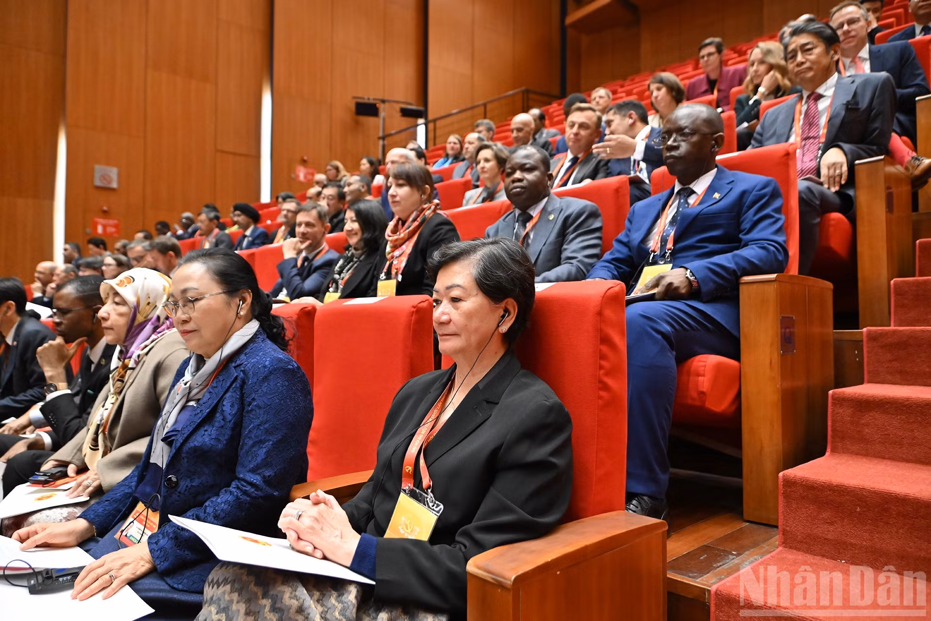 Delegados internacionales e invitados asisten a la sesión de clausura.