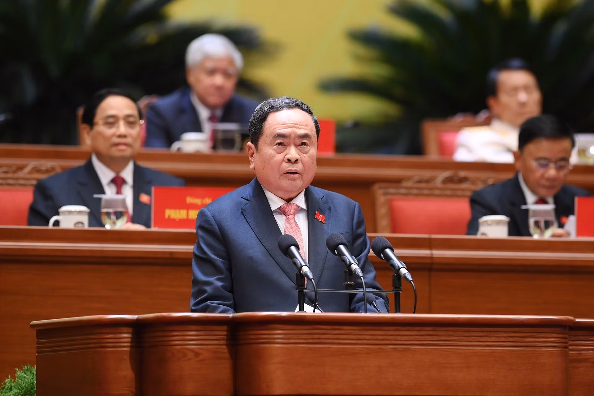 Tran Thanh Man presenta el informe sobre los resultados de la elección del Buró Político, del secretario general, del Secretariado, de la Comisión de Inspección Disciplinaria y su jefe para el XIV mandato del PCV.