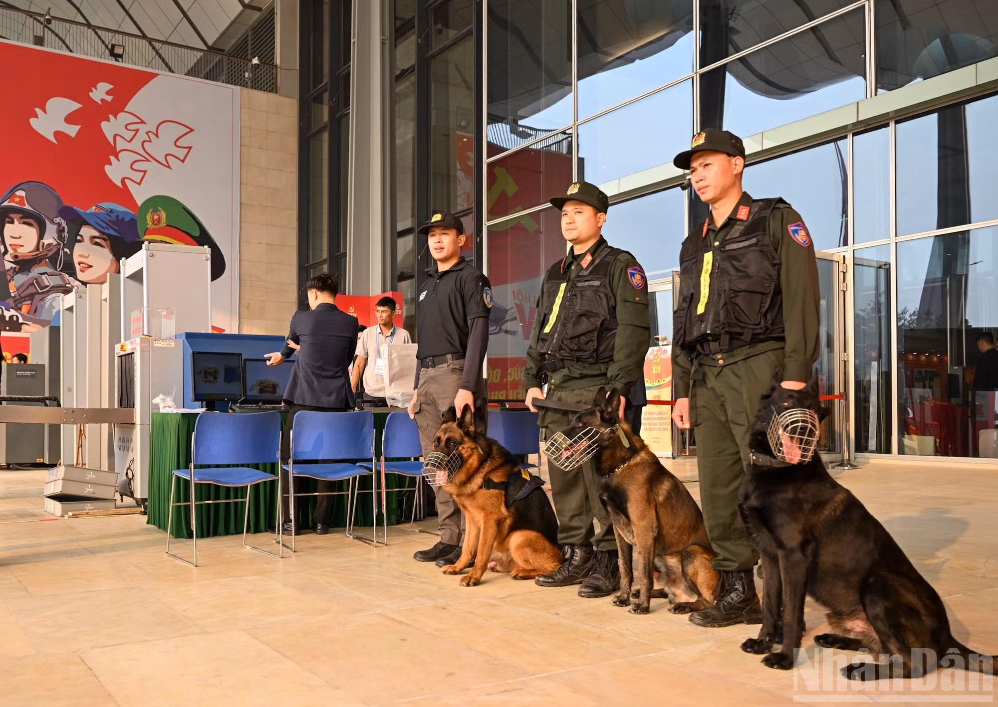 Oficiales y perros adiestrados cumplen sus funciones en el Centro Nacional de Convenciones.