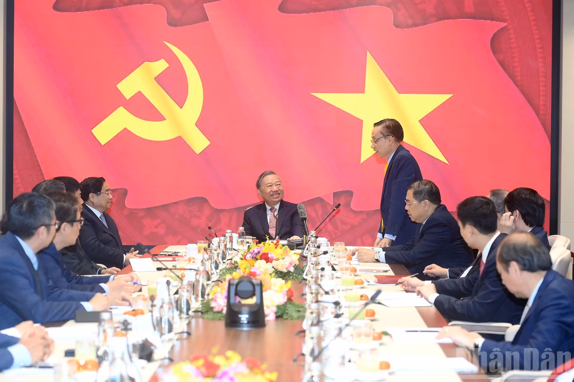 El ministro de Relaciones Exteriores, Le Hoai Trung, habla en la sesión de trabajo.