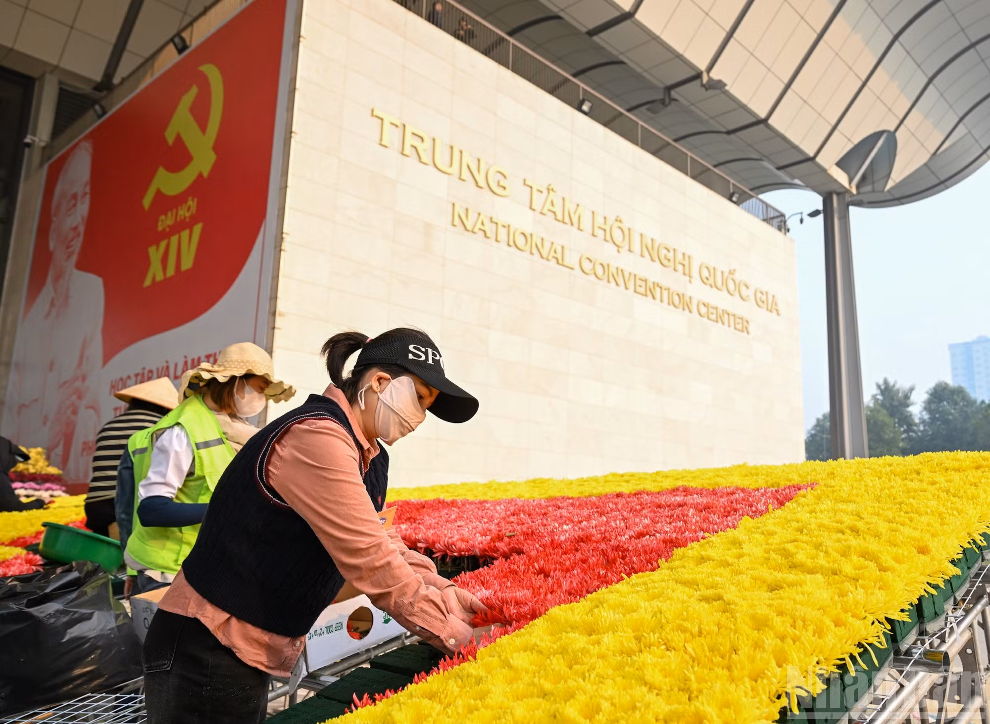 Los trabajadores completan los últimos elementos de decoración.