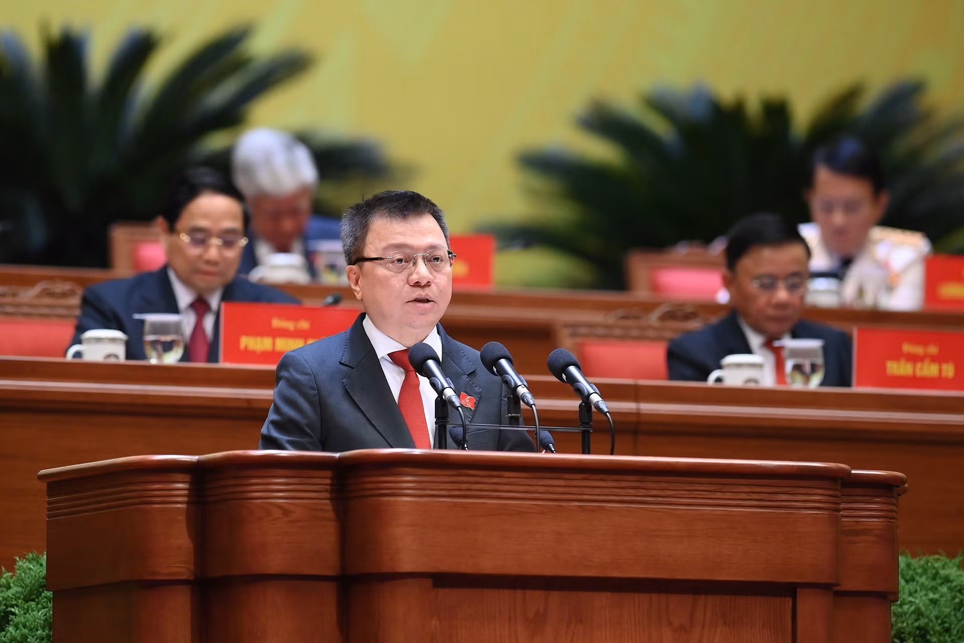 Le Quoc Minh, miembro de la Secretaría, lee la lista de partidos políticos, organizaciones y amigos internacionales que envían cartas y mensajes de felicitación al XIV Congreso del Partido.