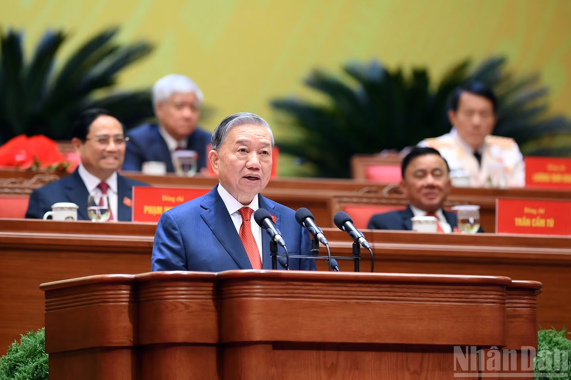 El secretario general del PCV, To Lam, presenta el informe sobre los documentos presentados al XIV Congreso en la sesión inaugural.