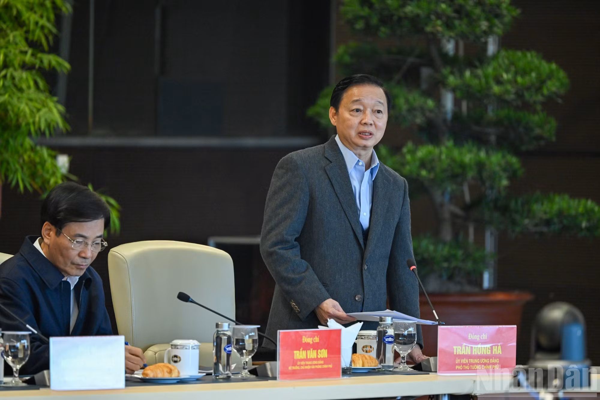El viceprimer ministro Tran Hong Ha habla en la sesión de trabajo.