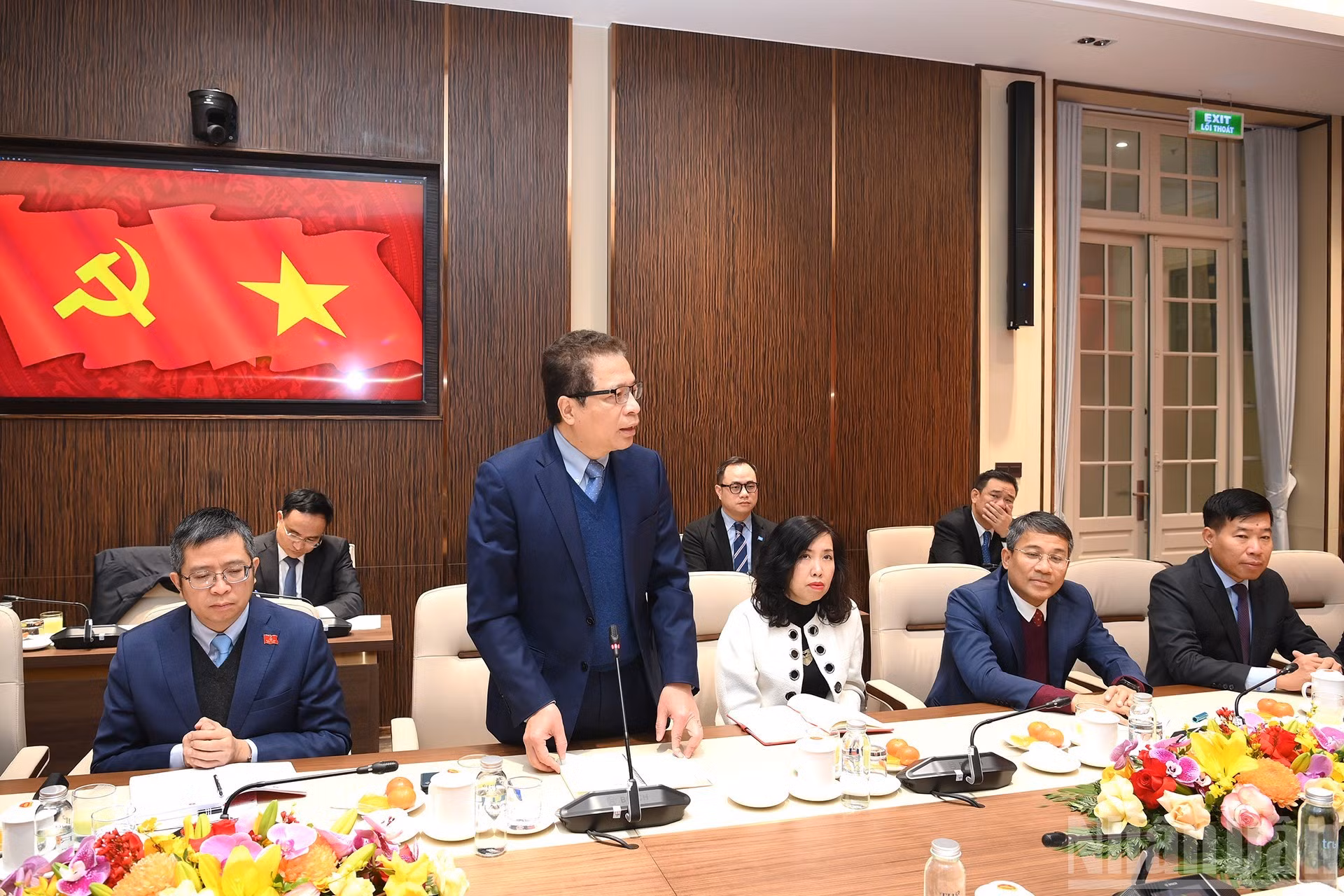 Representante de los embajadores y jefes de misiones diplomáticas de Vietnam en el exterior toma la palabra en la reunión.