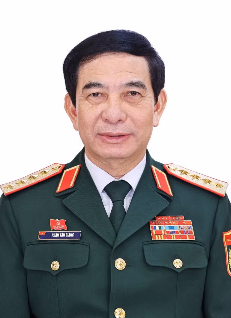 PHAN VAN GIANG, miembro del Buró Político, miembro de la Junta Permanente del Comité del Partido en el Gobierno, vicesecretario de la Comisión Militar Central, general, ministro de Defensa