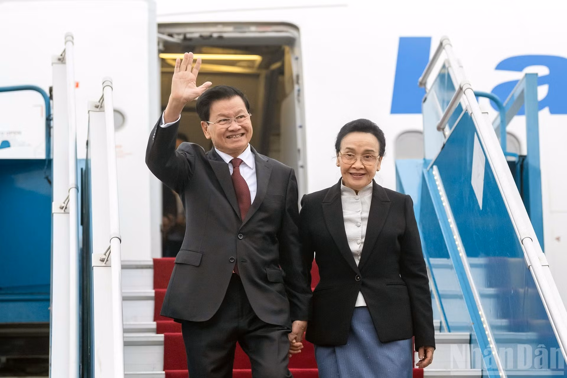 El secretario general del Comité Central del Partido Popular Revolucionario de Laos (PPRL) y presidente de ese país, Thongloun Sisoulith, junto con su esposa Naly Sisoulith, llega al Aeropuerto Internacional de Noi Bai, en Hanói.