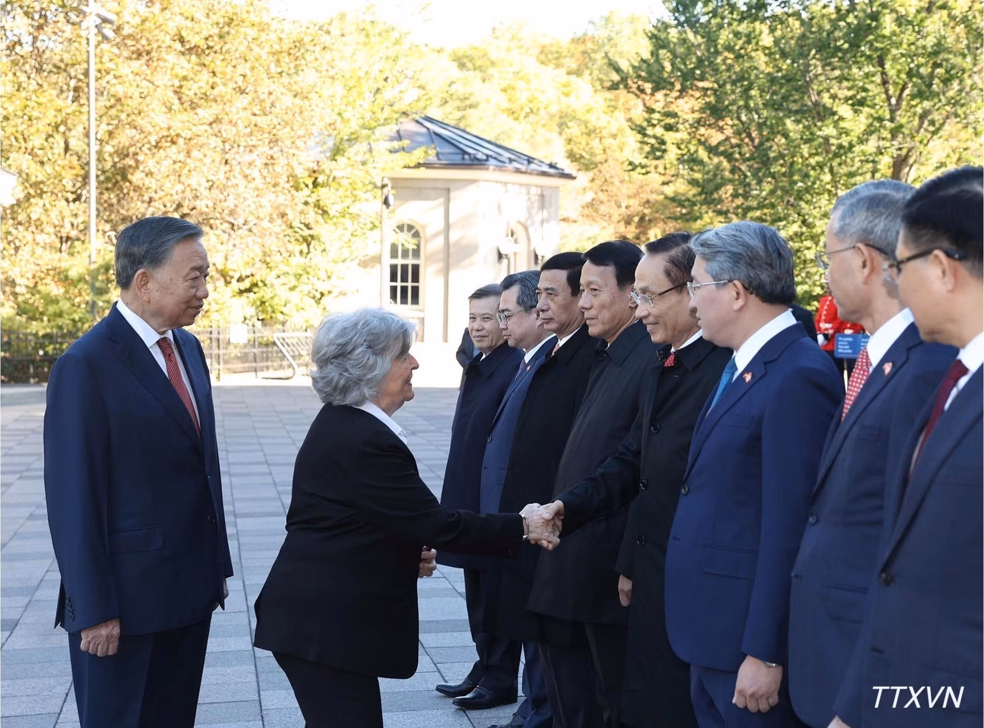 To Lam presenta a los miembros de la delegación de alto nivel de Vietnam a la gobernadora general de Canadá, Louise Arbour.